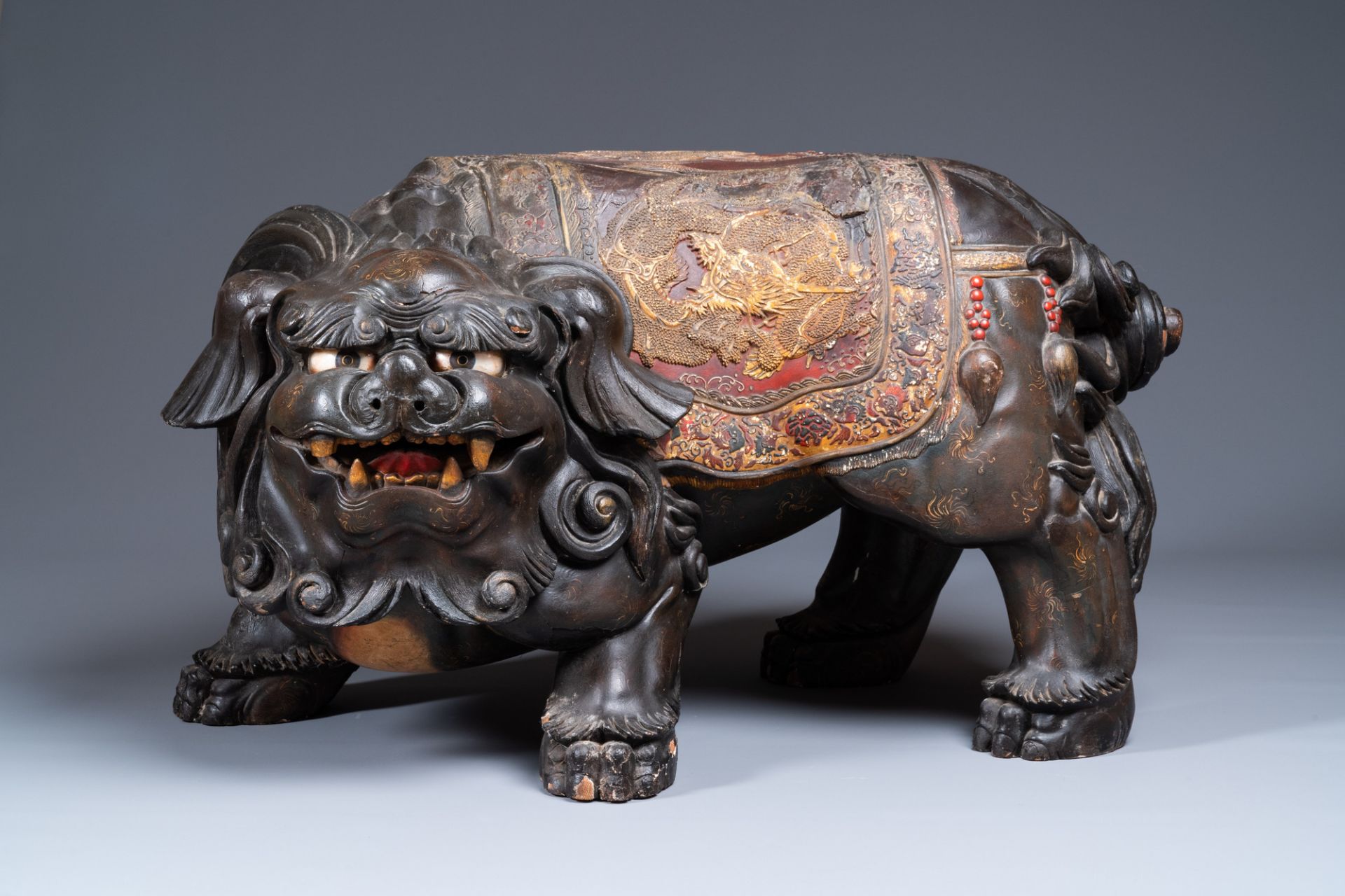 A pair of large Japanese lacquered and gilded wooden shishi, Edo, 18/19th C. - Image 8 of 13