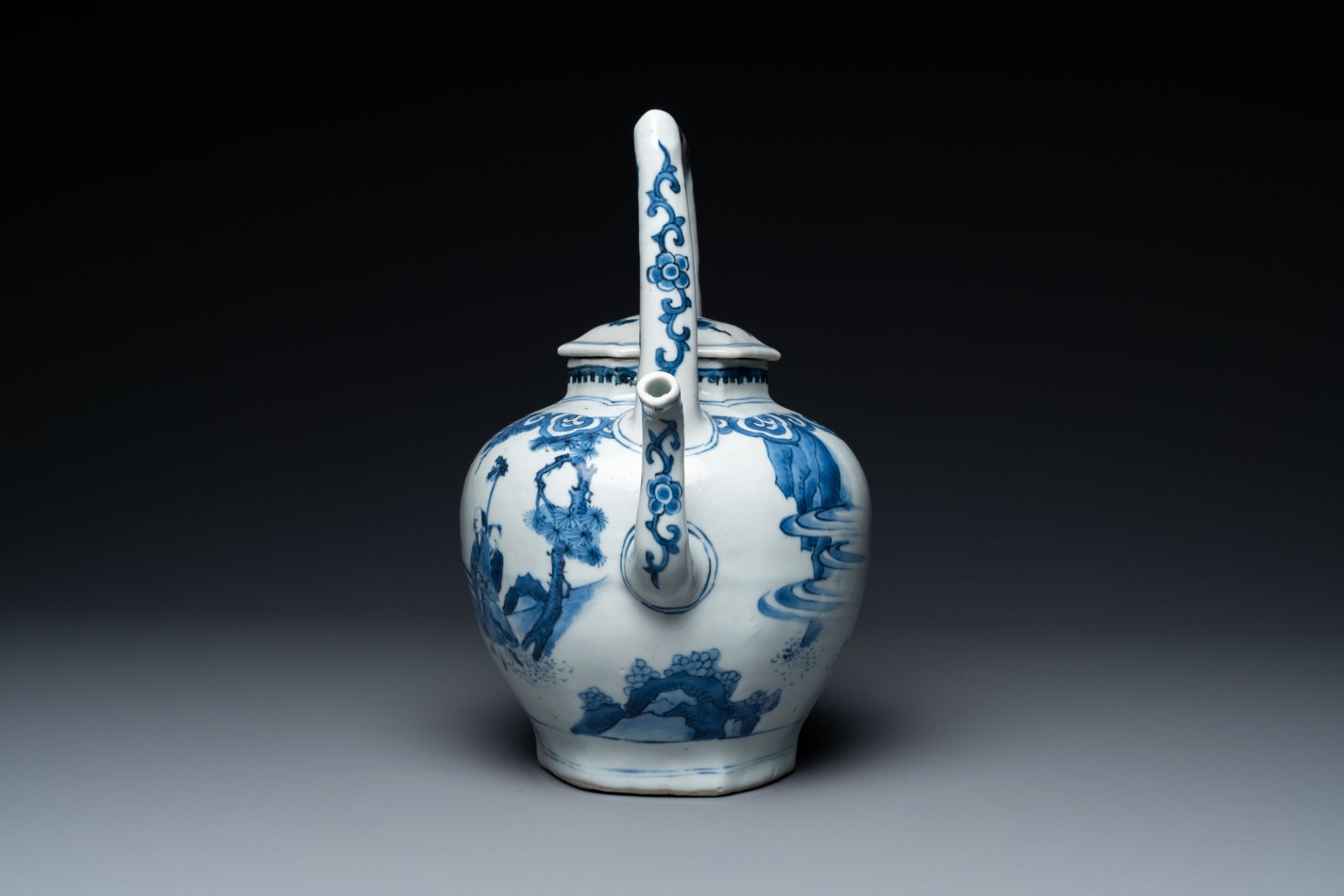 A large Chinese blue and white hexagonal teapot and cover, Transitional period - Image 3 of 6