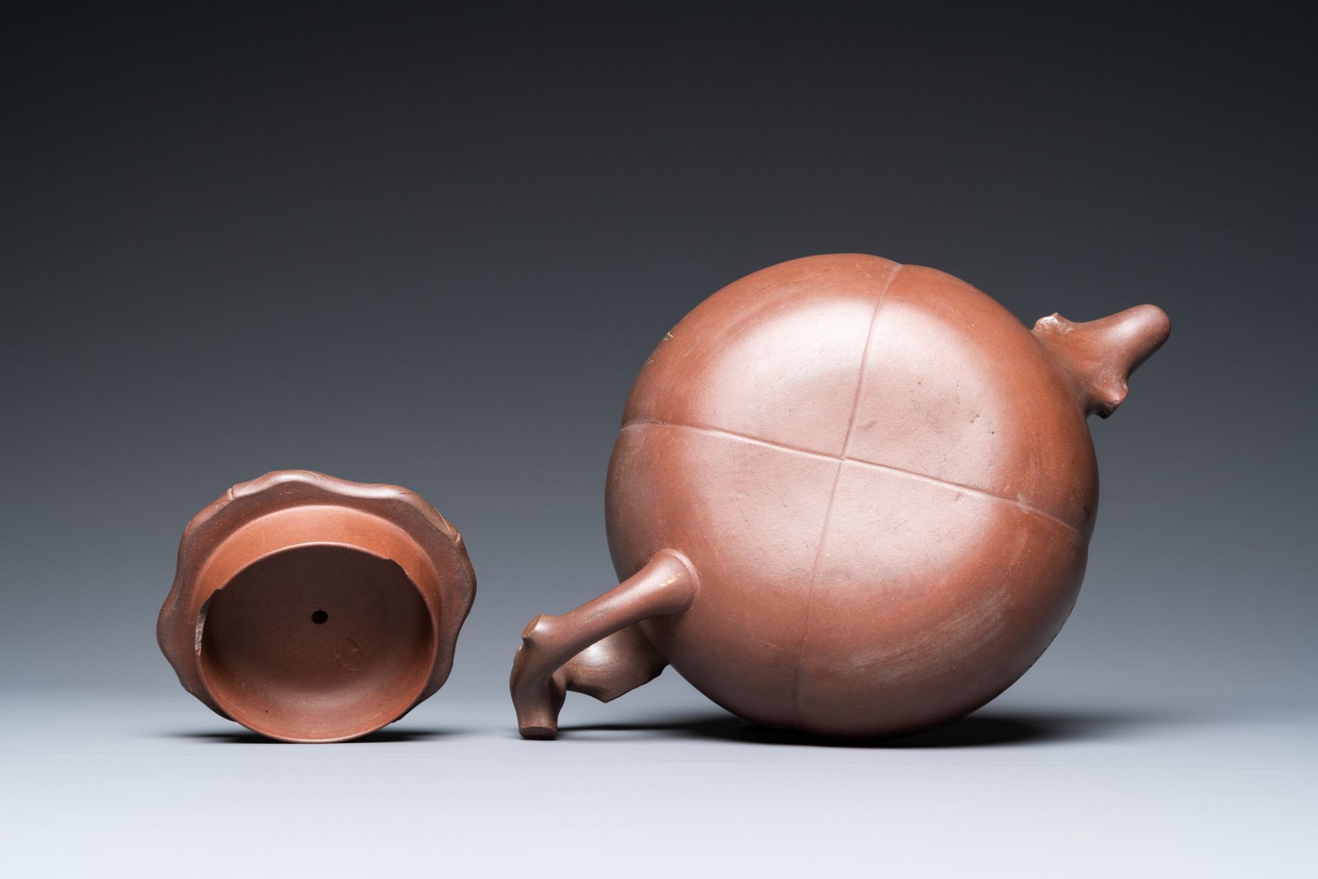 A Chinese melon-shaped Yixing stoneware teapot, signed Qi Tao (Wu Hanwen) and dated 1923 - Image 7 of 16