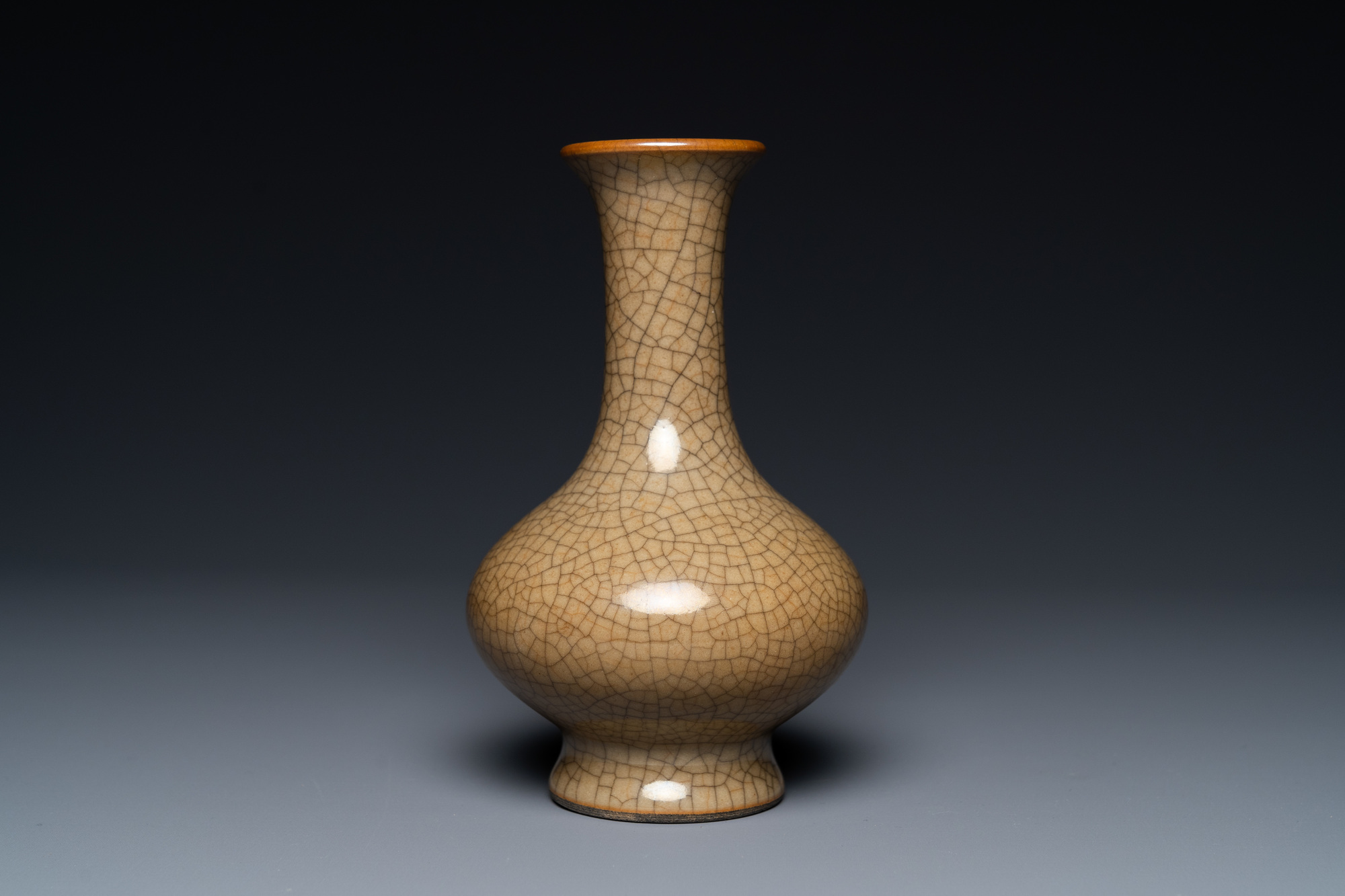 A Chinese crackle-glazed 'sanping' vase, Yongzheng/Qianlong - Image 2 of 6