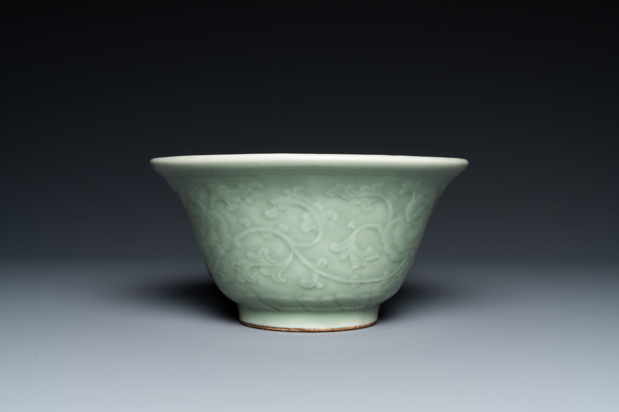 A Chinese celadon-glazed bowl with peony scrolls, Chenghua mark, 18/19th C. - Image 4 of 7