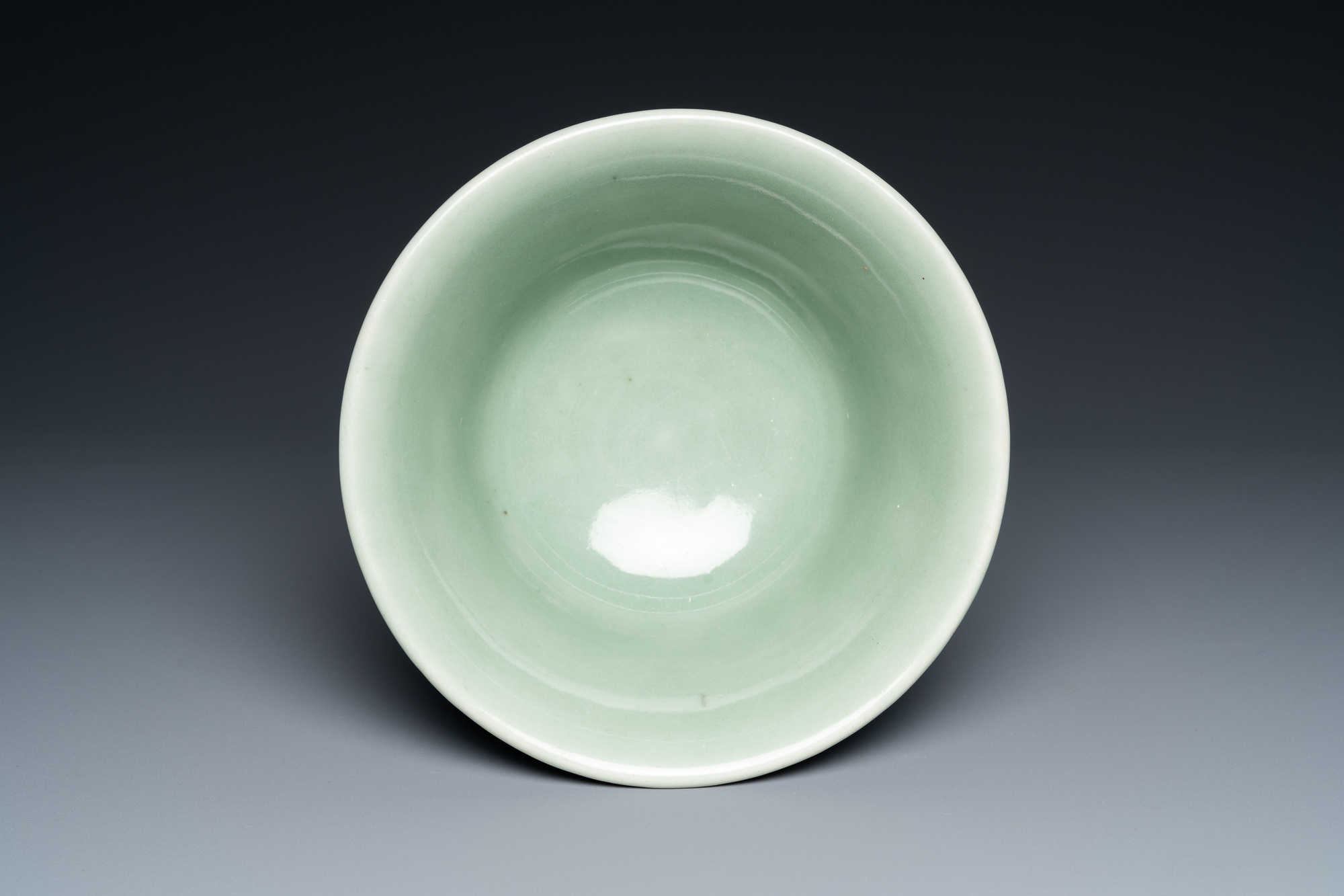 A Chinese celadon-glazed bowl with peony scrolls, Chenghua mark, 18/19th C. - Image 6 of 7