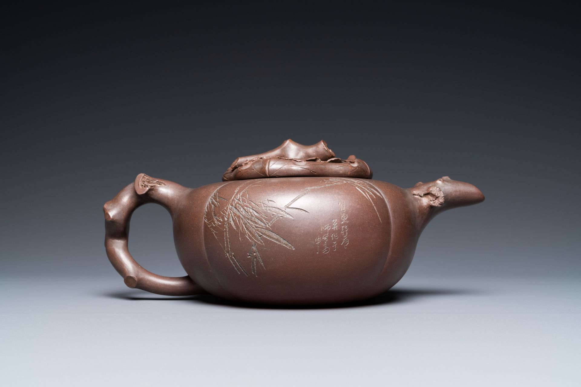 A Chinese melon-shaped Yixing stoneware teapot, signed Qi Tao (Wu Hanwen) and dated 1923 - Image 4 of 16