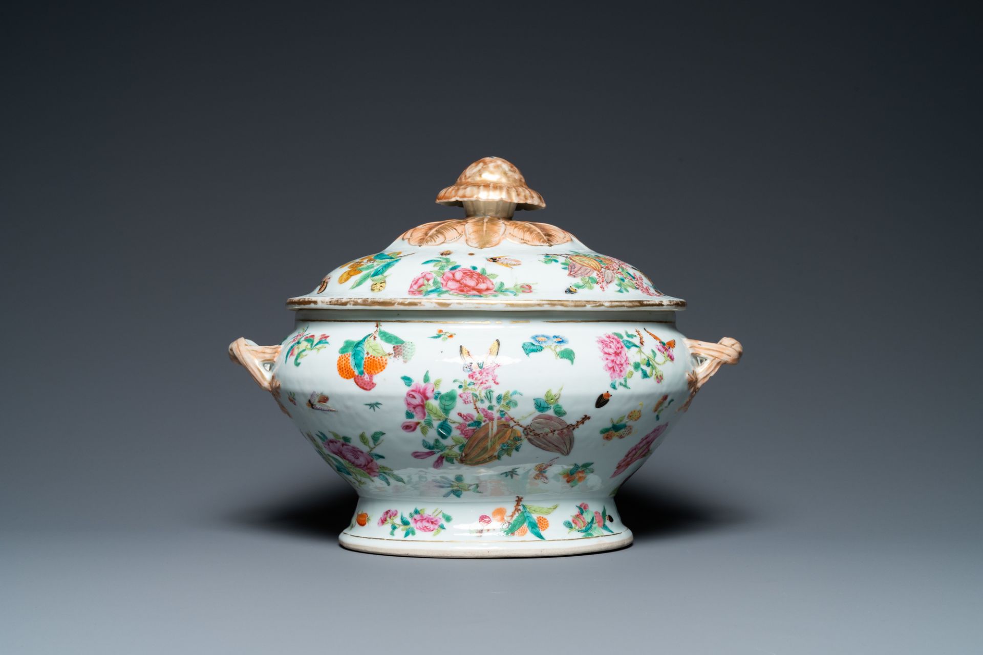 A Chinese Canton famille rose 'butterflies' tureen and cover on stand, 19th C. - Image 4 of 9