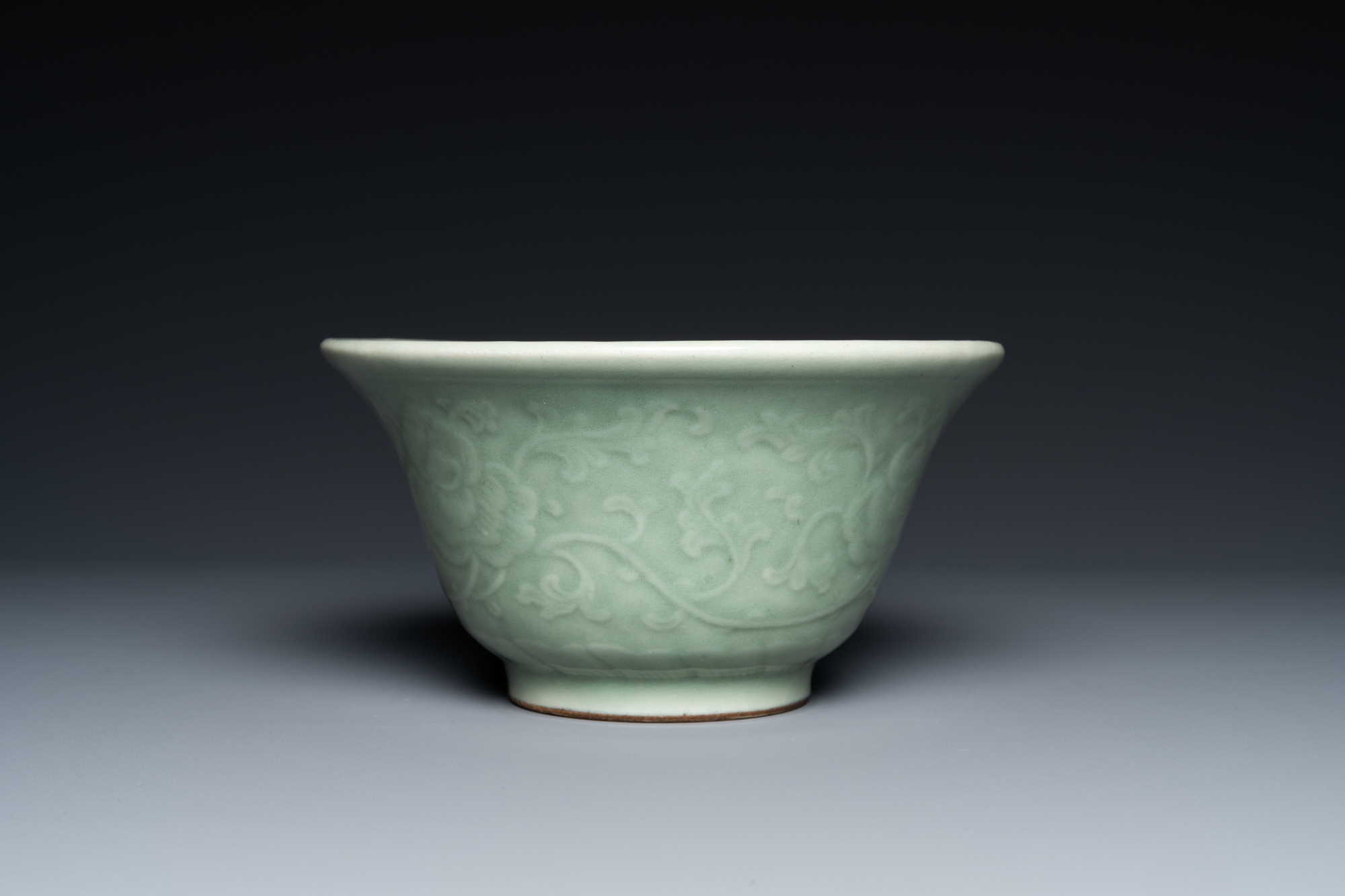 A Chinese celadon-glazed bowl with peony scrolls, Chenghua mark, 18/19th C. - Image 5 of 7