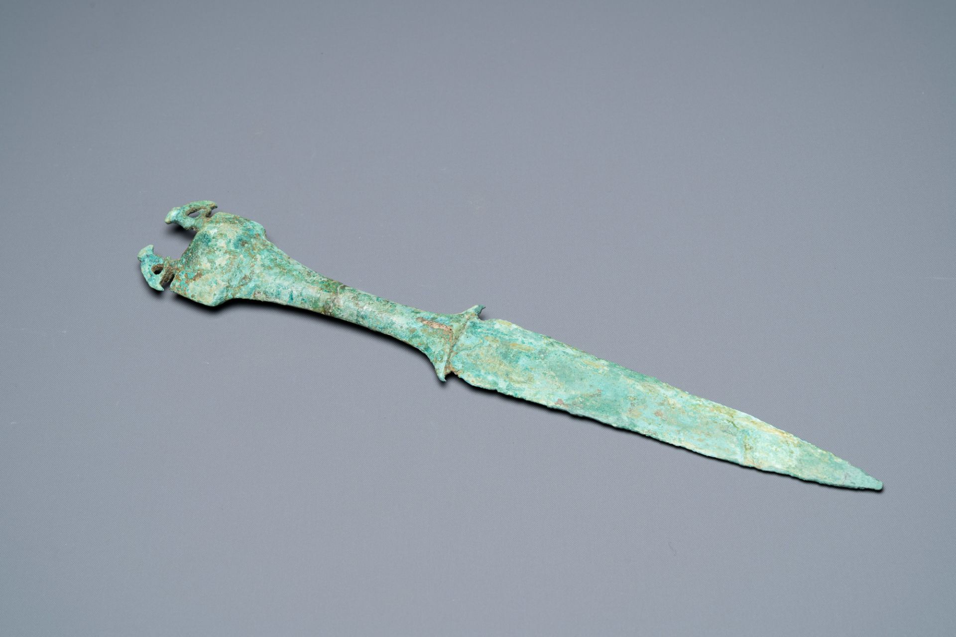 A Vietnamese bronze dagger, Dong Son, ca. 5th/1st C. BC - Image 2 of 8