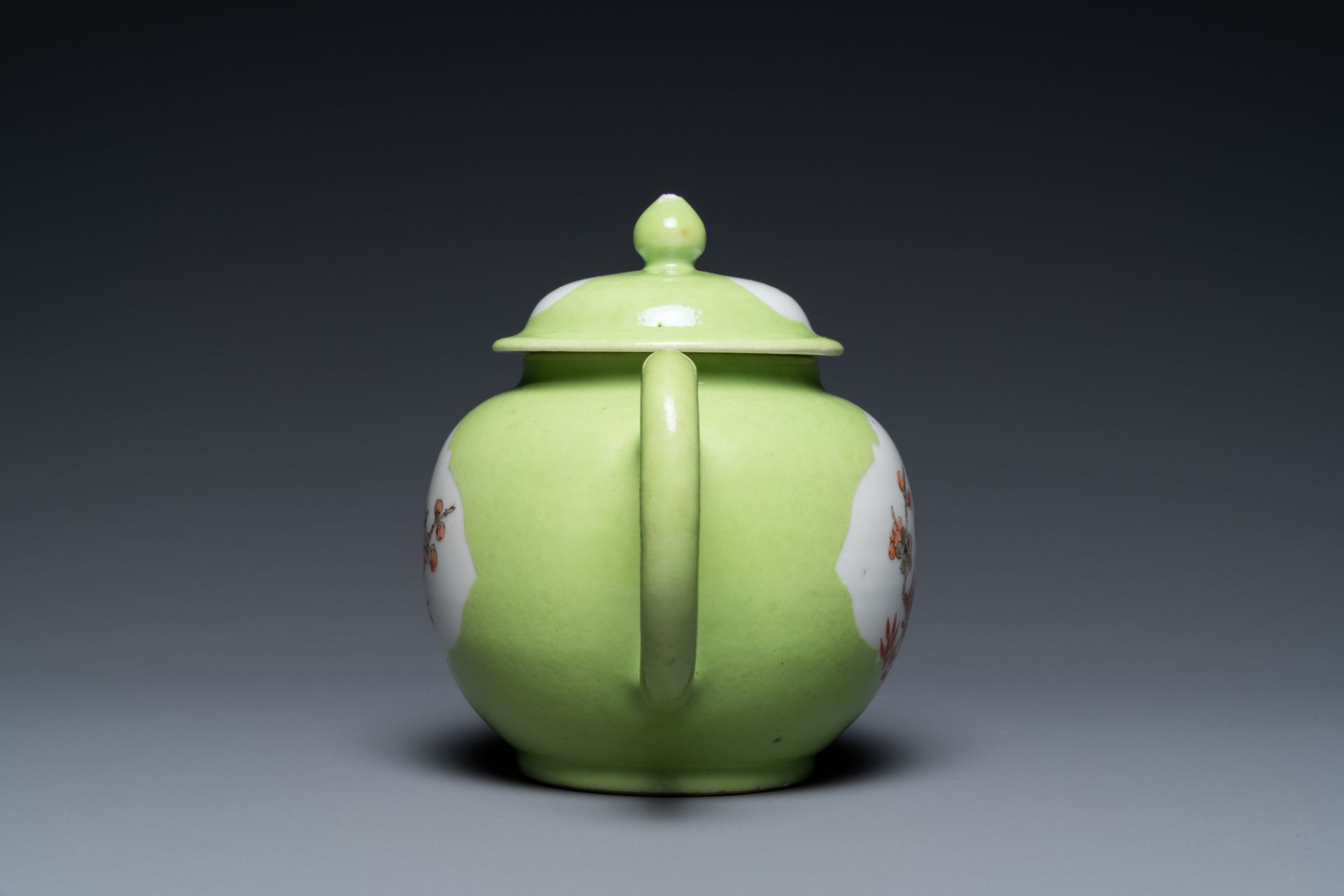 A Chinese iron red and grisaille lime green-ground teapot and cover, Qianlong - Bild 5 aus 7