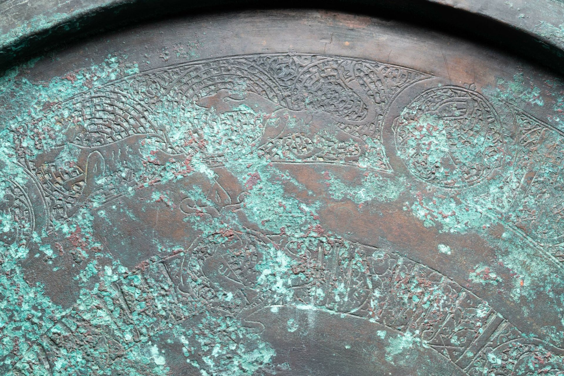 A large Seljuk bronze dish with engraved birds and Kufic inscriptions, Iran, 12/14th C. - Bild 4 aus 5