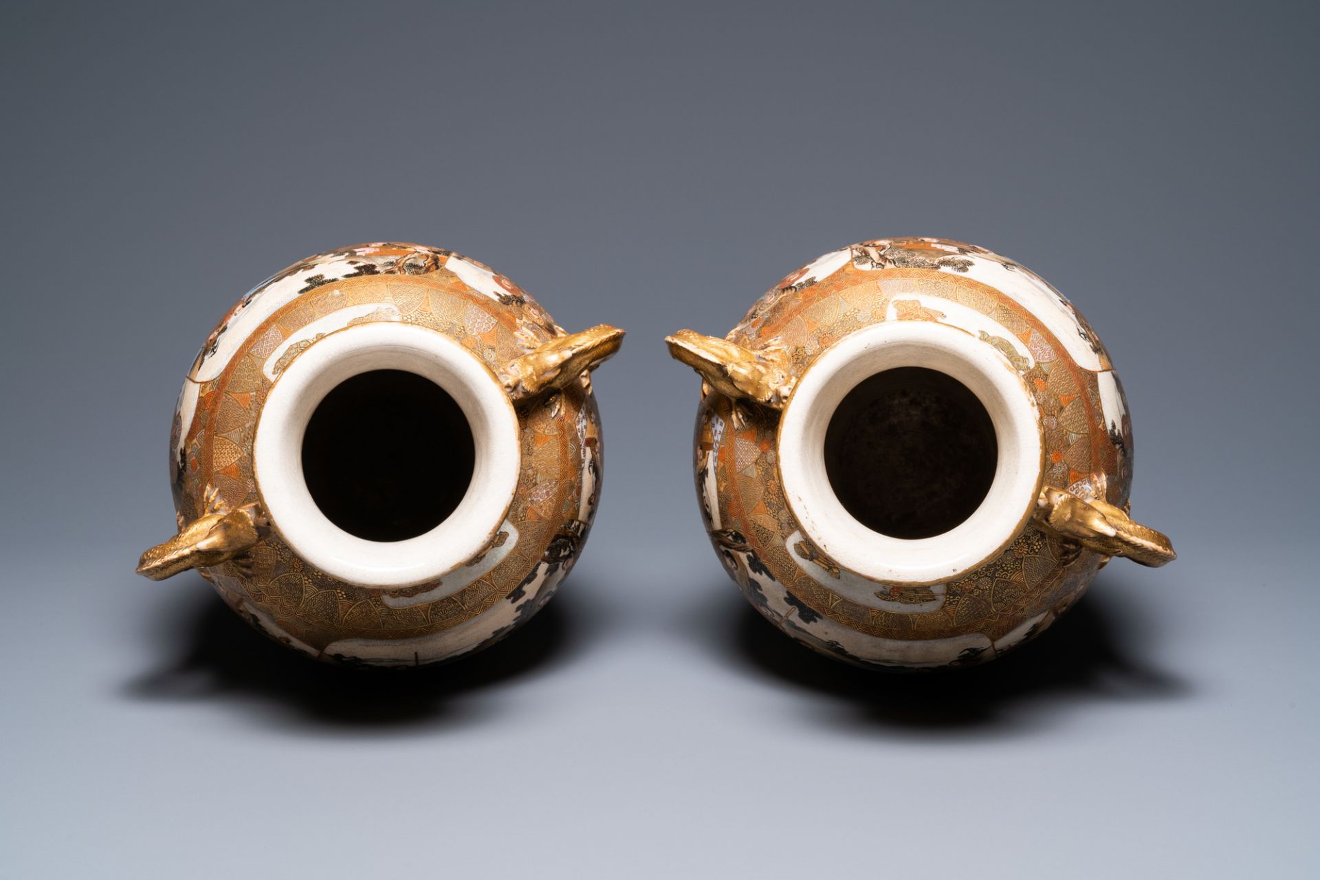 A pair of Japanese Satsuma vases, Kinkozan mark, Meiji, 19th C. - Image 6 of 6