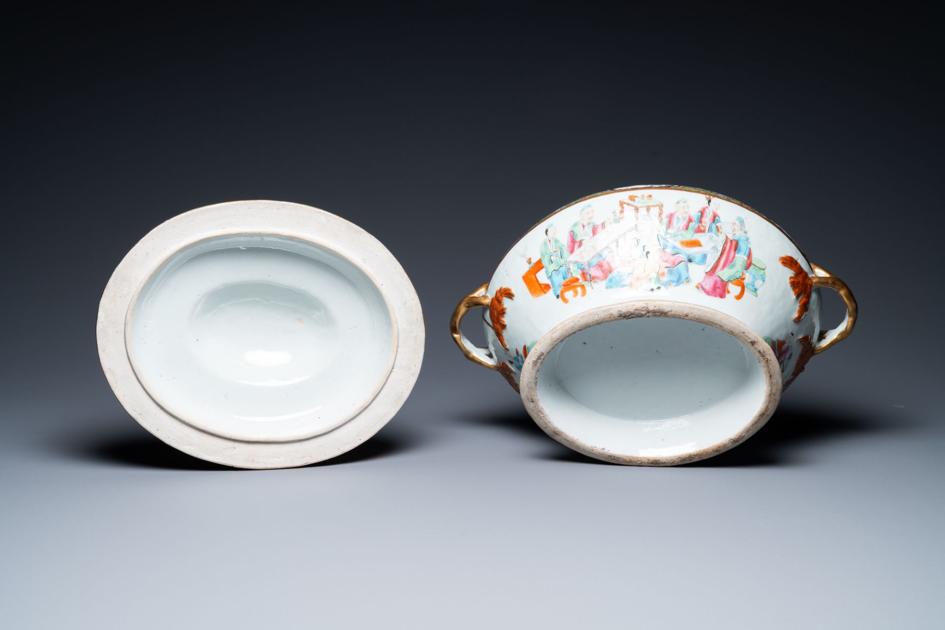 An extensive Chinese Canton famille rose dinner service, 19th C. - Image 36 of 48