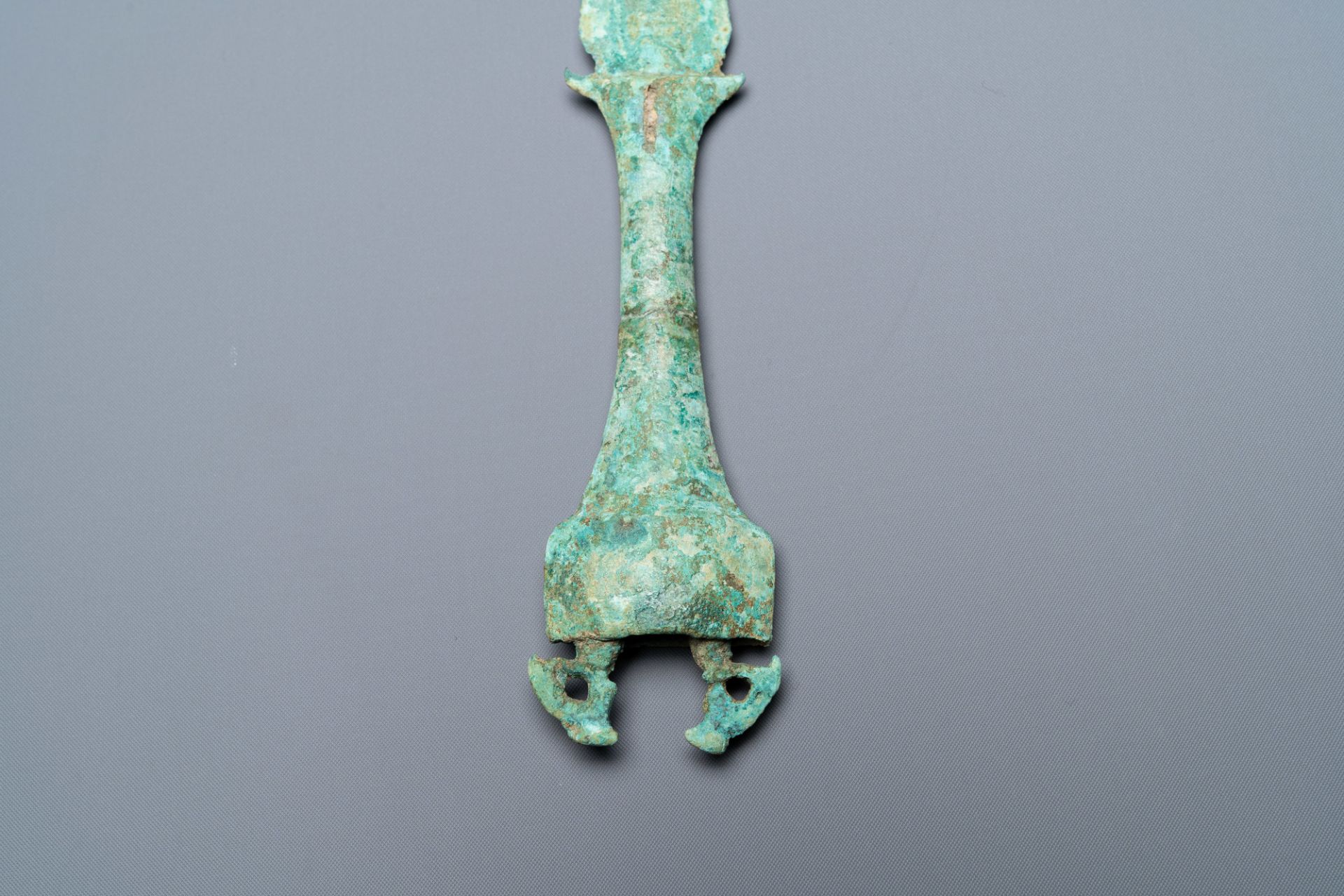 A Vietnamese bronze dagger, Dong Son, ca. 5th/1st C. BC - Image 6 of 8