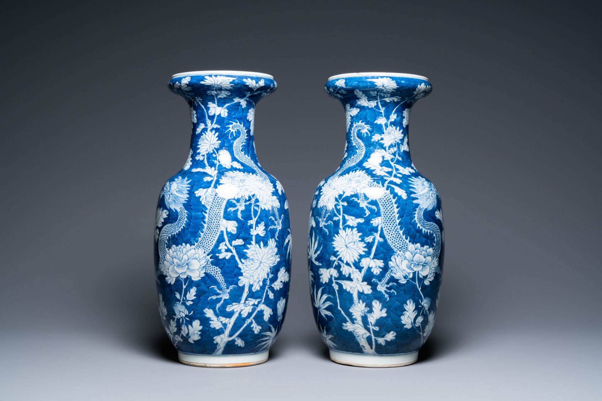 A pair of Chinese blue and white 'dragon and peony' vases, 19th C. - Bild 2 aus 21