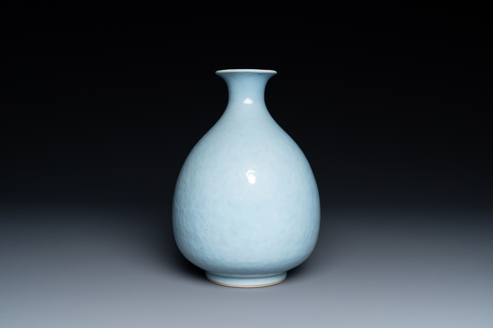 A Chinese monochrome clair-de-lune-glazed 'yuhuchunping' vase, 19th C. - Image 3 of 9