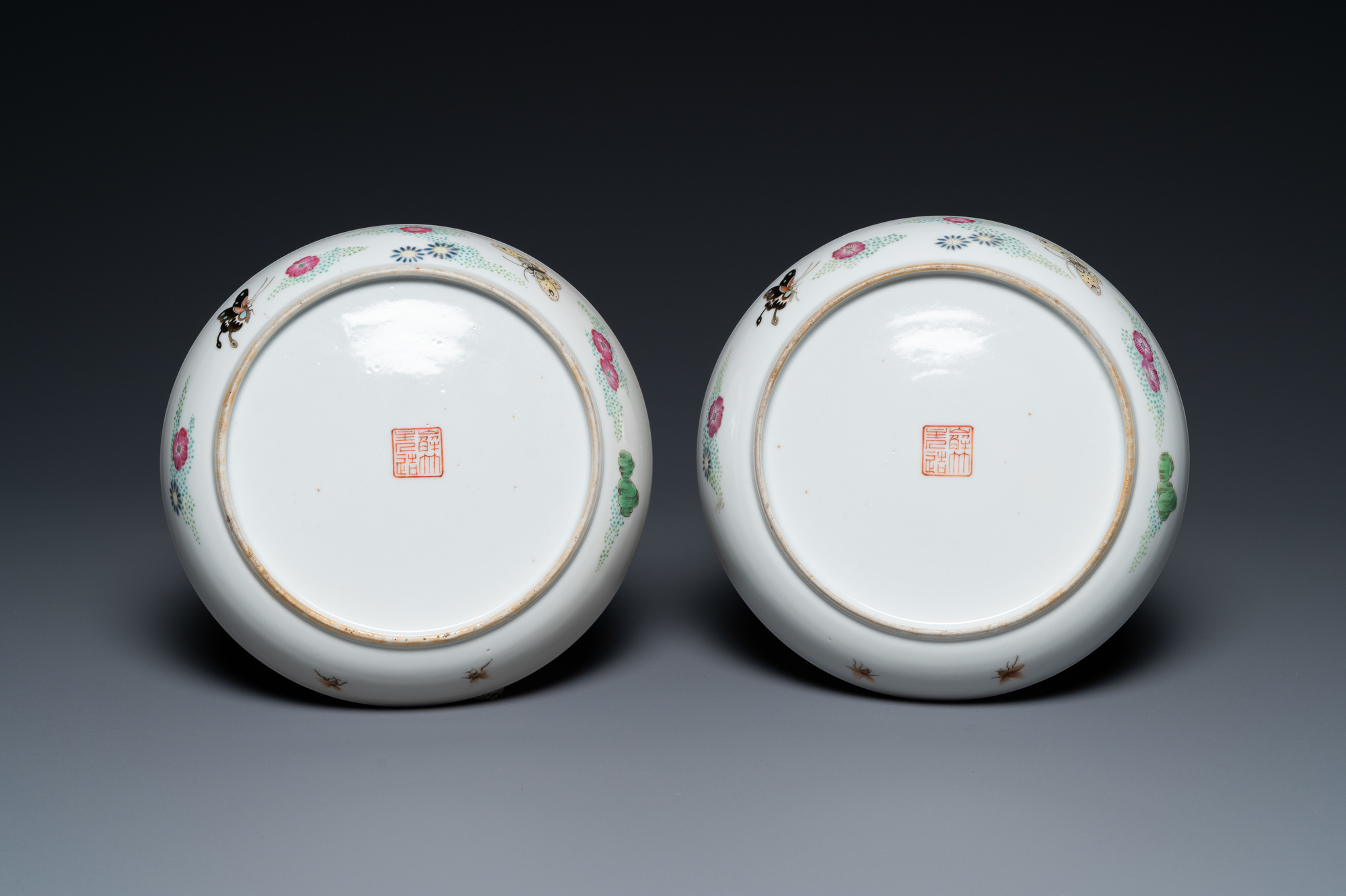 A pair of Chinese famille rose 'butterfly' plates, Xie Zhu Zhuren Zao mark, 19/20th C. - Image 3 of 9
