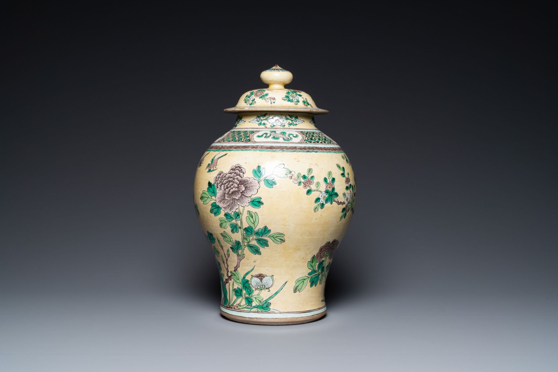 A Chinese yellow-ground verte biscuit vase and cover, 19th C. - Image 3 of 6