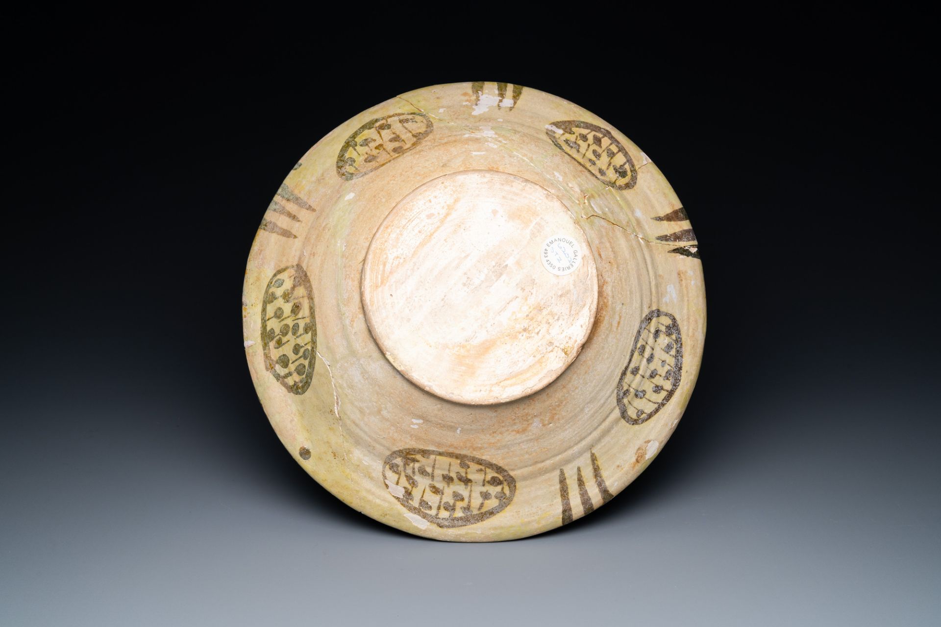 A large Nishapur 'imitation lustre' pottery bowl with a bird, Persia, 10th C. - Bild 2 aus 6