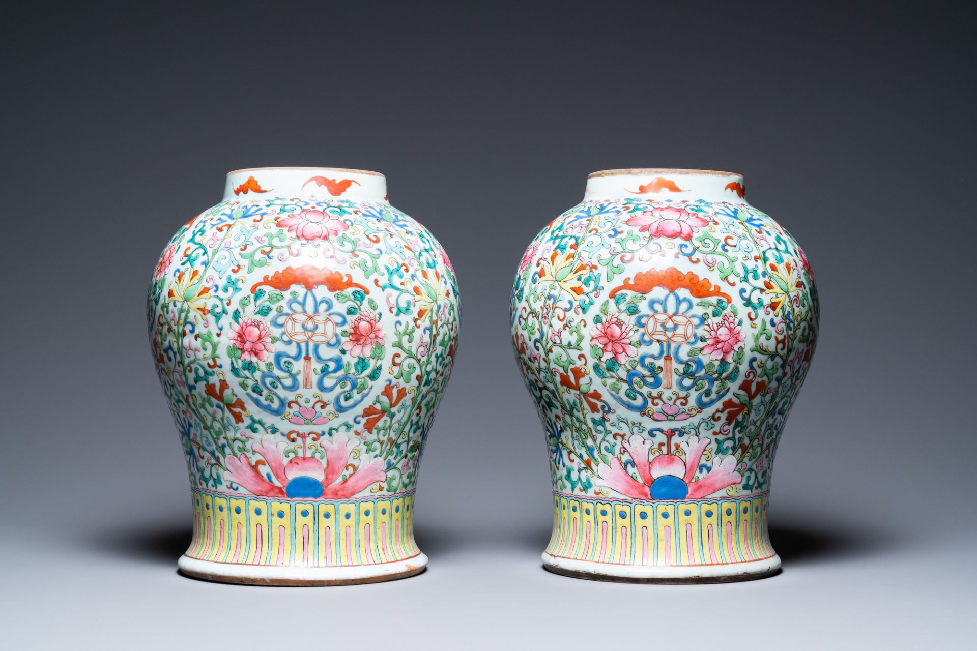 A pair of Chinese famille rose vases with wooden covers and stands, 19th C. - Bild 5 aus 7