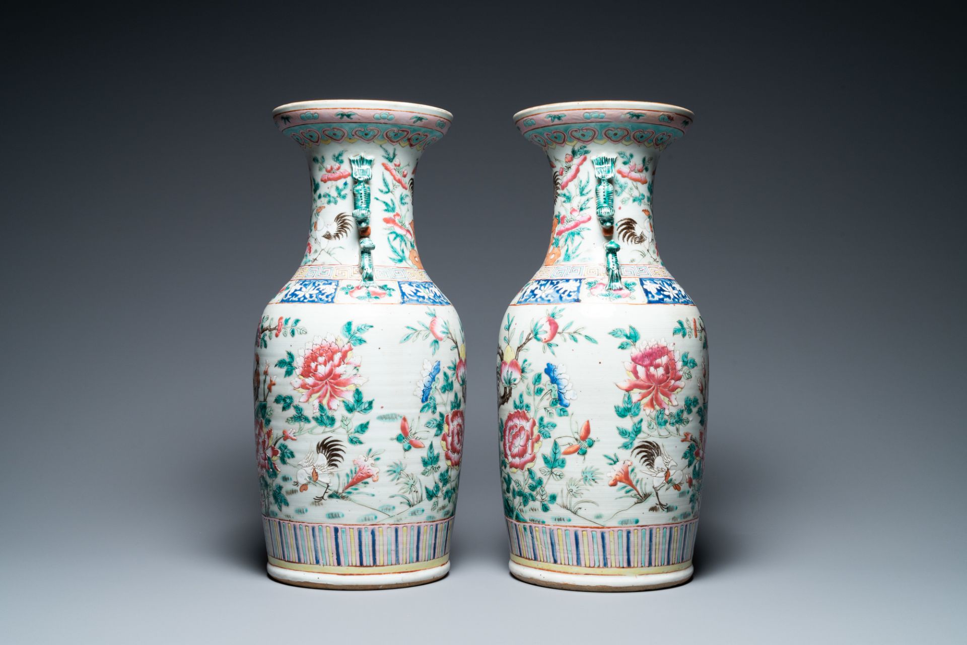 A pair of Chinese famille rose 'rooster' vases, 19th C. - Bild 2 aus 6