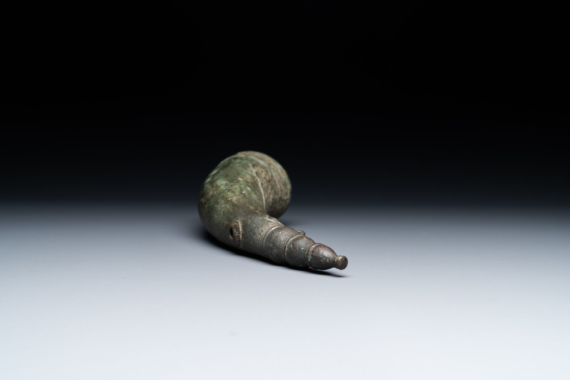 A Vietnamese bronze 'Oliphant' horn or rhyton, L or M_c dynasty, 15/16th C. - Image 8 of 12