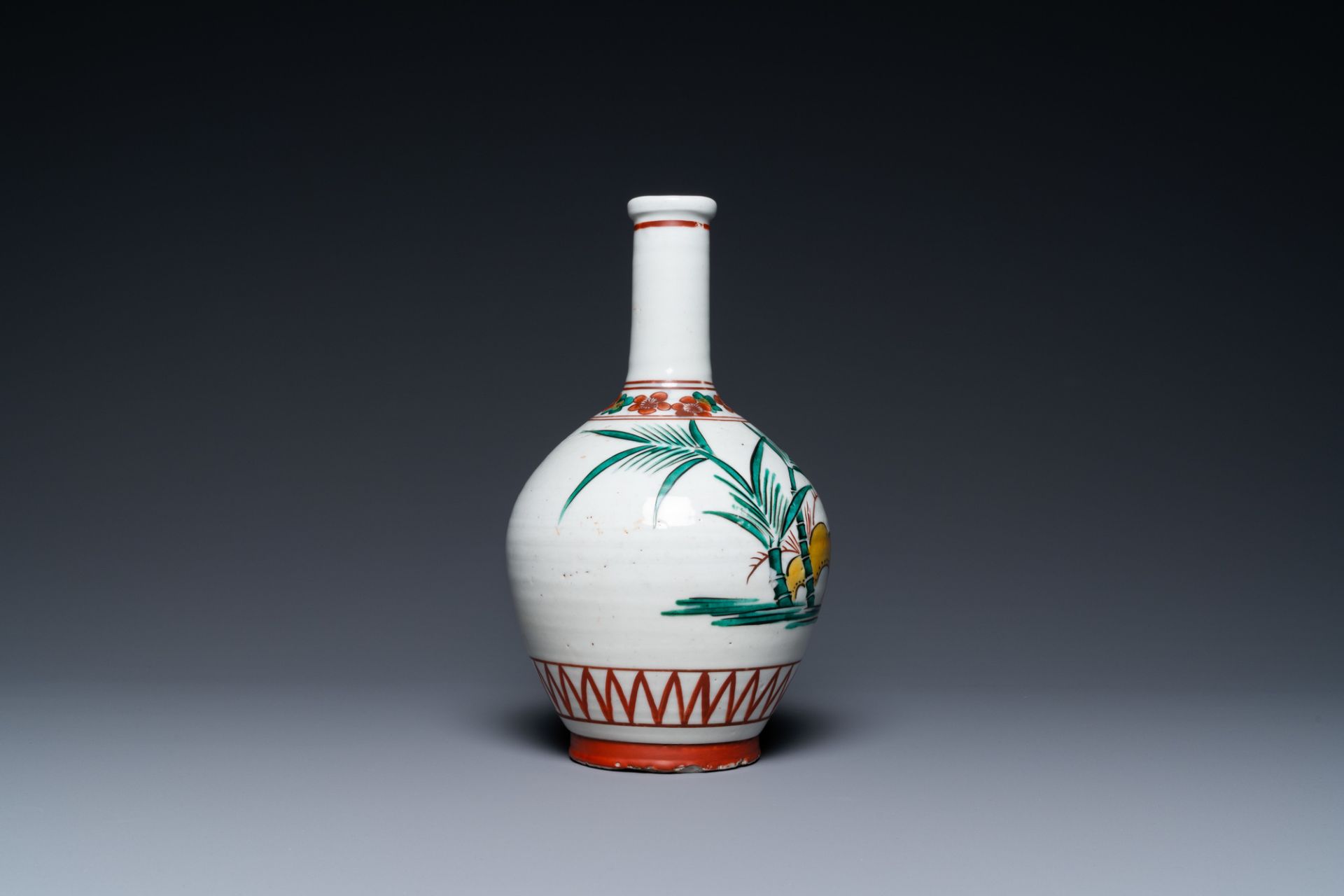 A Japanese Ko-Imari bottle vase in Ko-Kutani-style with a rooster, a hen and their chick, probably E - Image 3 of 6