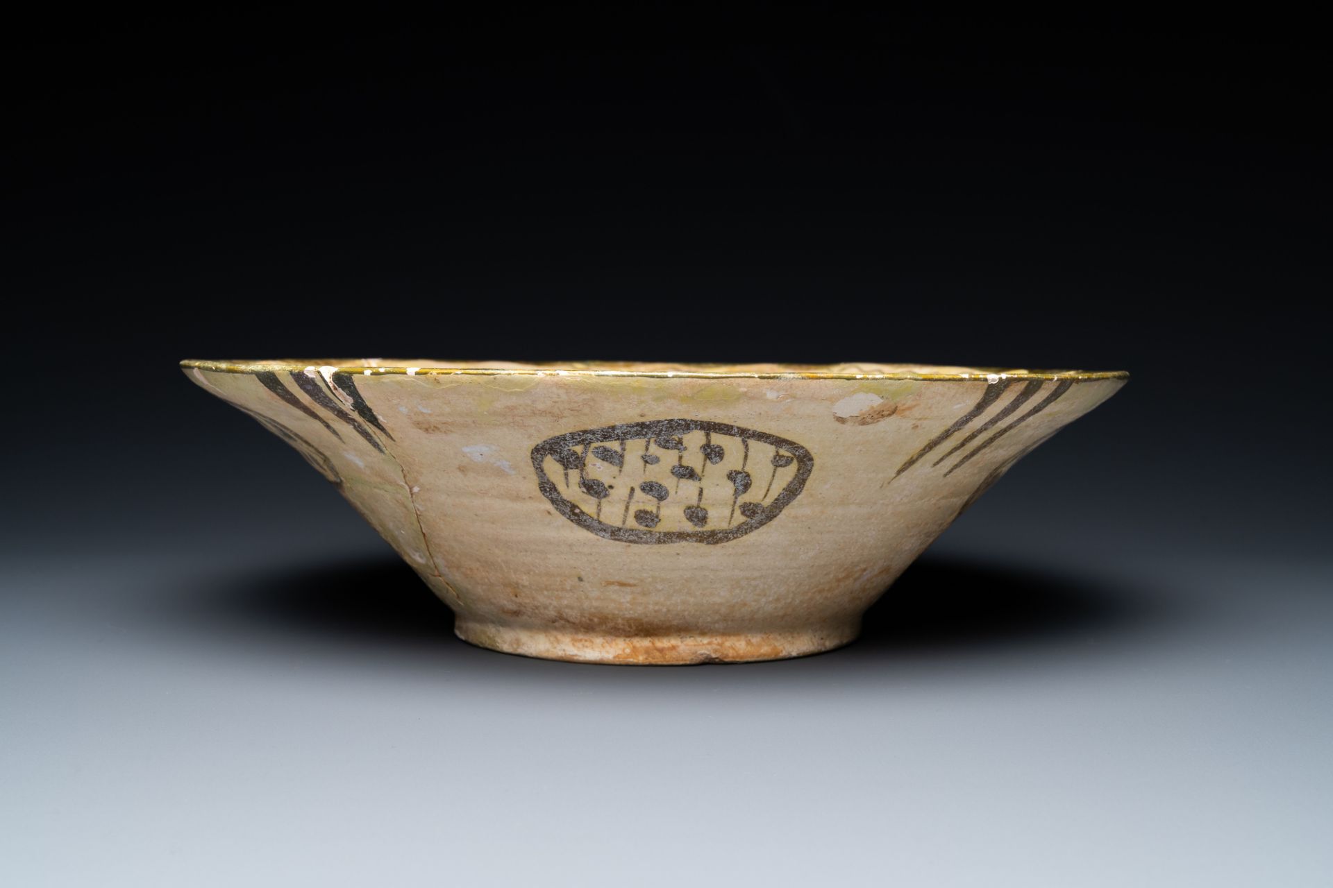 A large Nishapur 'imitation lustre' pottery bowl with a bird, Persia, 10th C. - Bild 6 aus 6