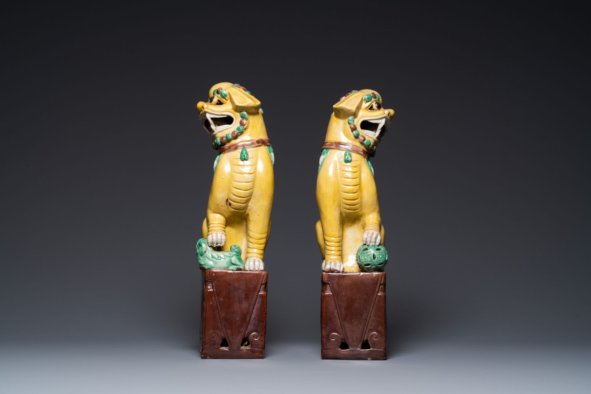 A pair of large Chinese sancai-glazed Buddhist lions, 19th C. - Bild 3 aus 7