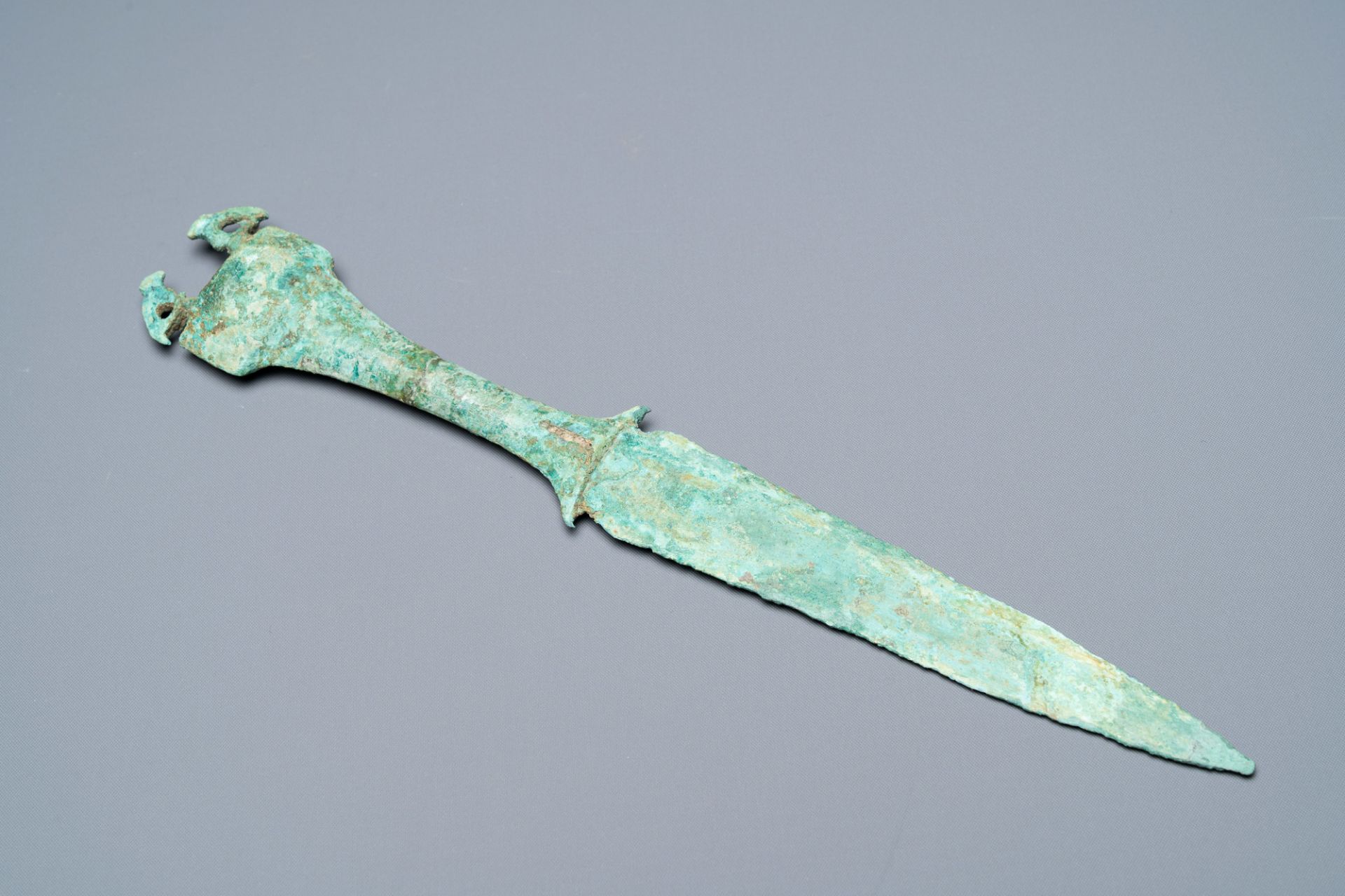 A Vietnamese bronze dagger, Dong Son, ca. 5th/1st C. BC - Image 3 of 8