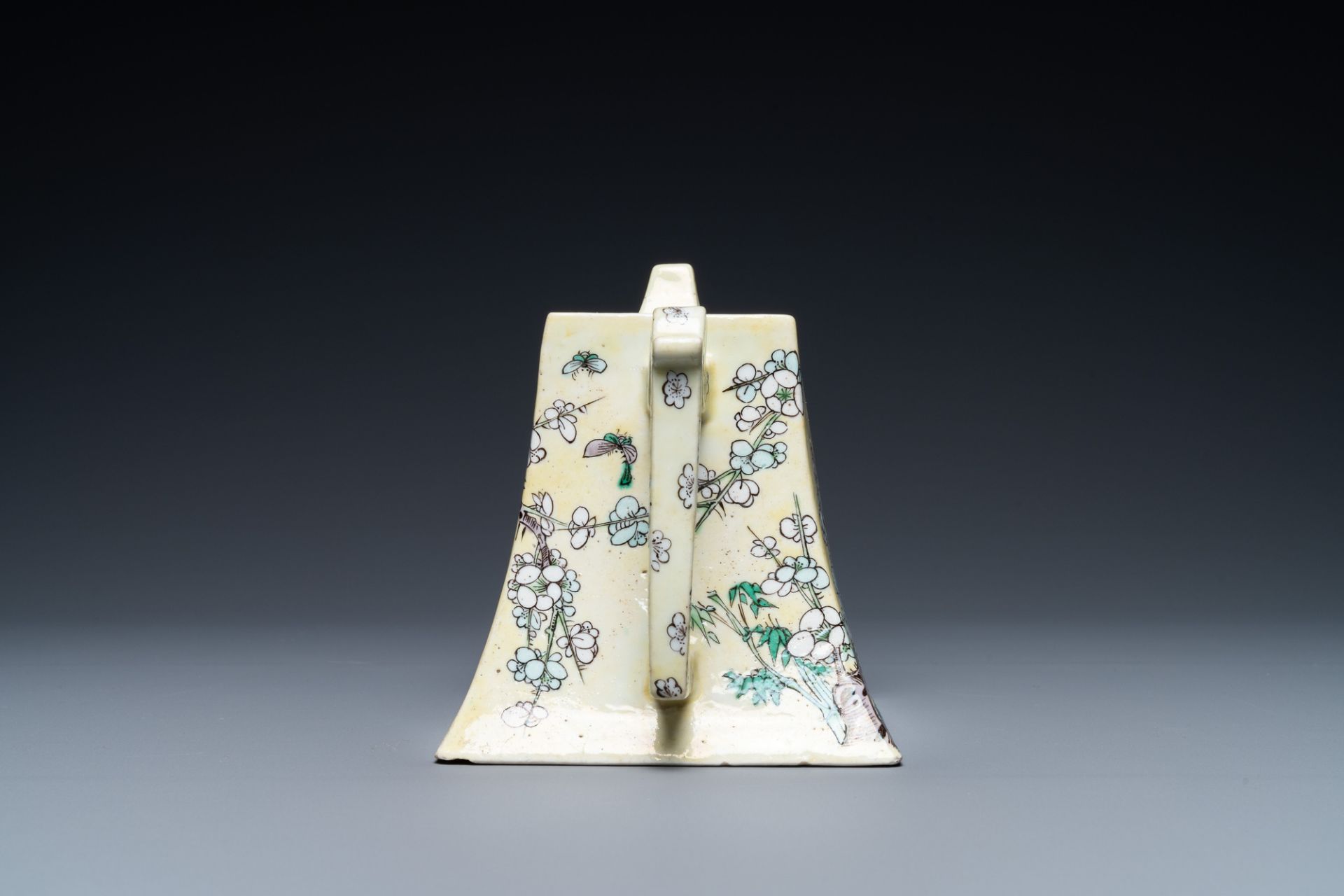 A Chinese verte biscuit yellow-ground teapot and cover, 19th C. - Image 5 of 7
