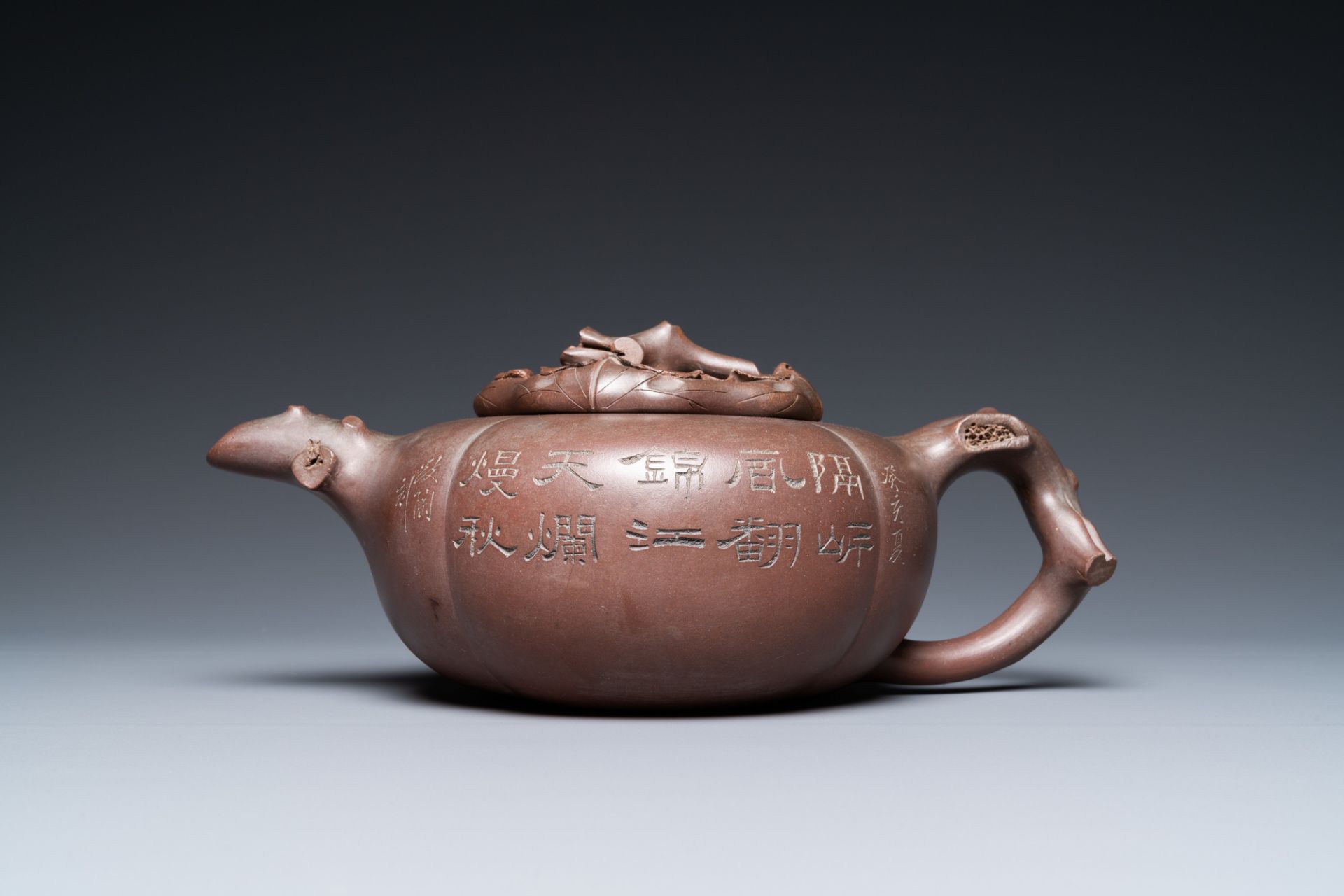 A Chinese melon-shaped Yixing stoneware teapot, signed Qi Tao (Wu Hanwen) and dated 1923 - Image 2 of 16