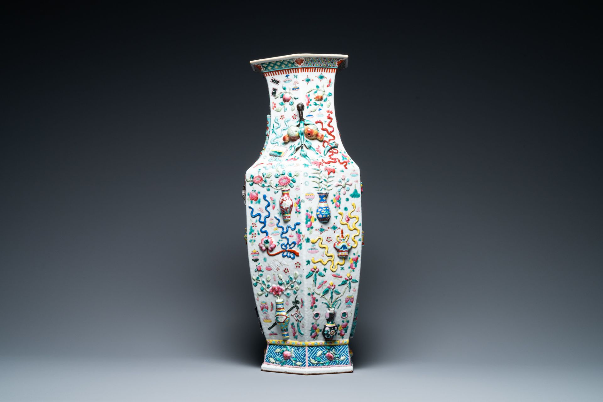 A Chinese hexagonal famille rose 'antiquities' vase, 19th C. - Bild 4 aus 6