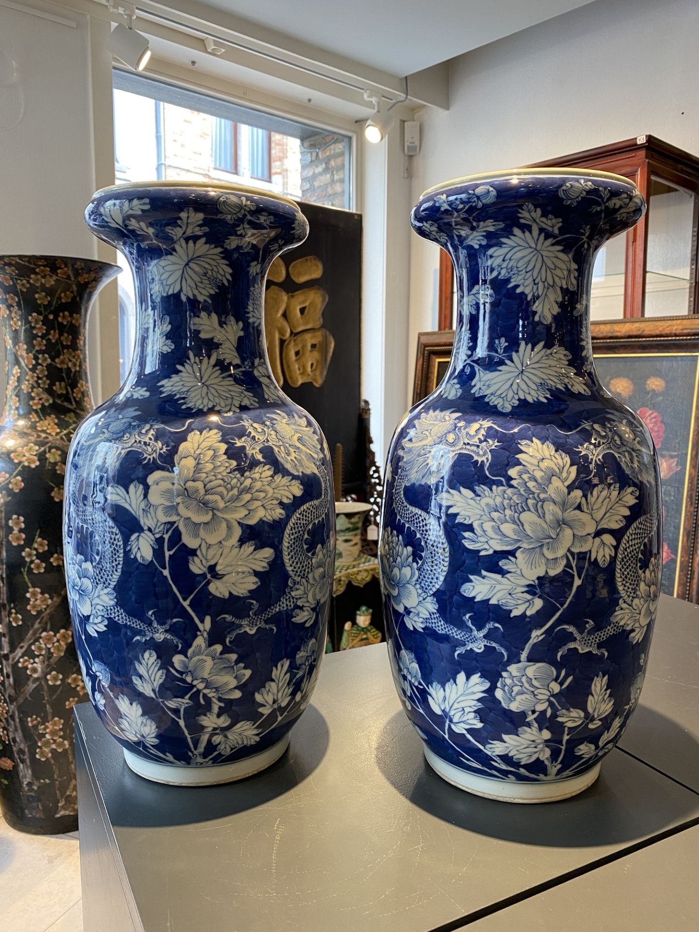 A pair of Chinese blue and white 'dragon and peony' vases, 19th C. - Image 7 of 21