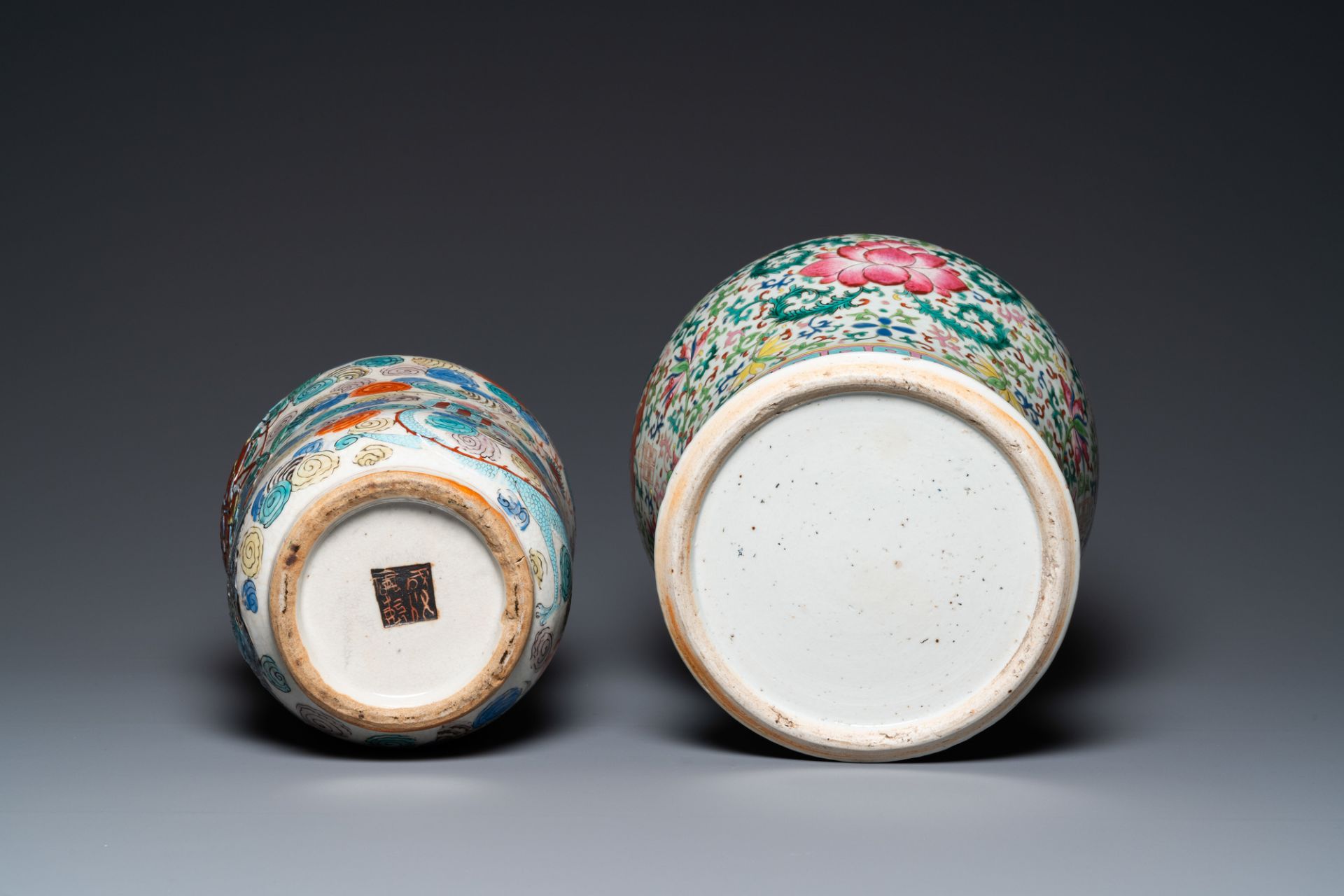 A Chinese famille verte vase and a famille rose vase with wooden cover and stand, 19th C. - Image 7 of 9