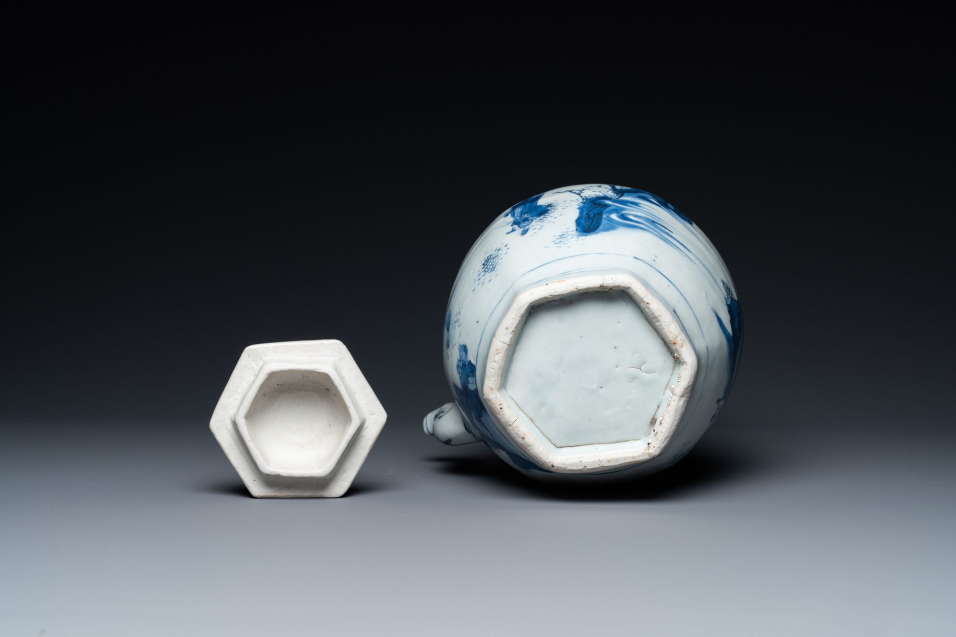 A large Chinese blue and white hexagonal teapot and cover, Transitional period - Image 6 of 6