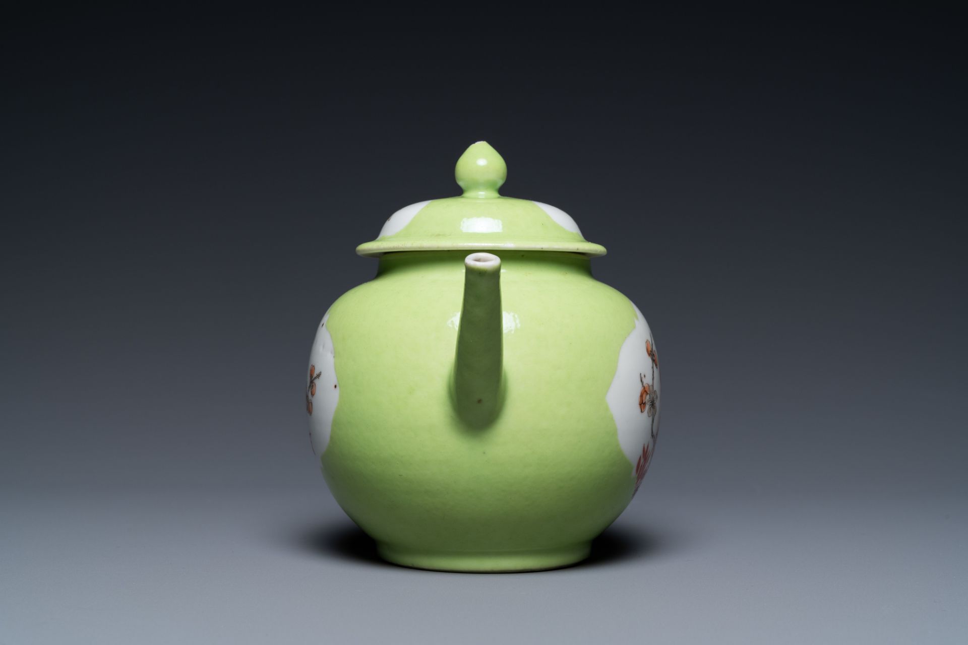 A Chinese iron red and grisaille lime green-ground teapot and cover, Qianlong - Bild 3 aus 7