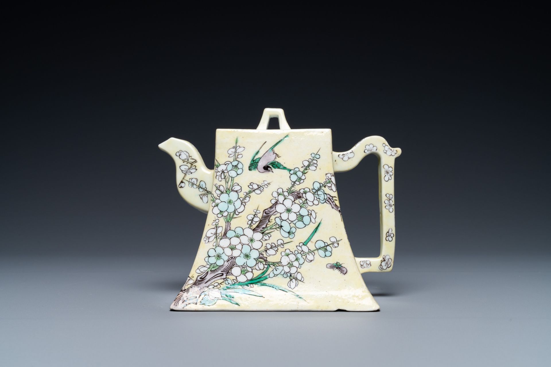 A Chinese verte biscuit yellow-ground teapot and cover, 19th C. - Image 2 of 7