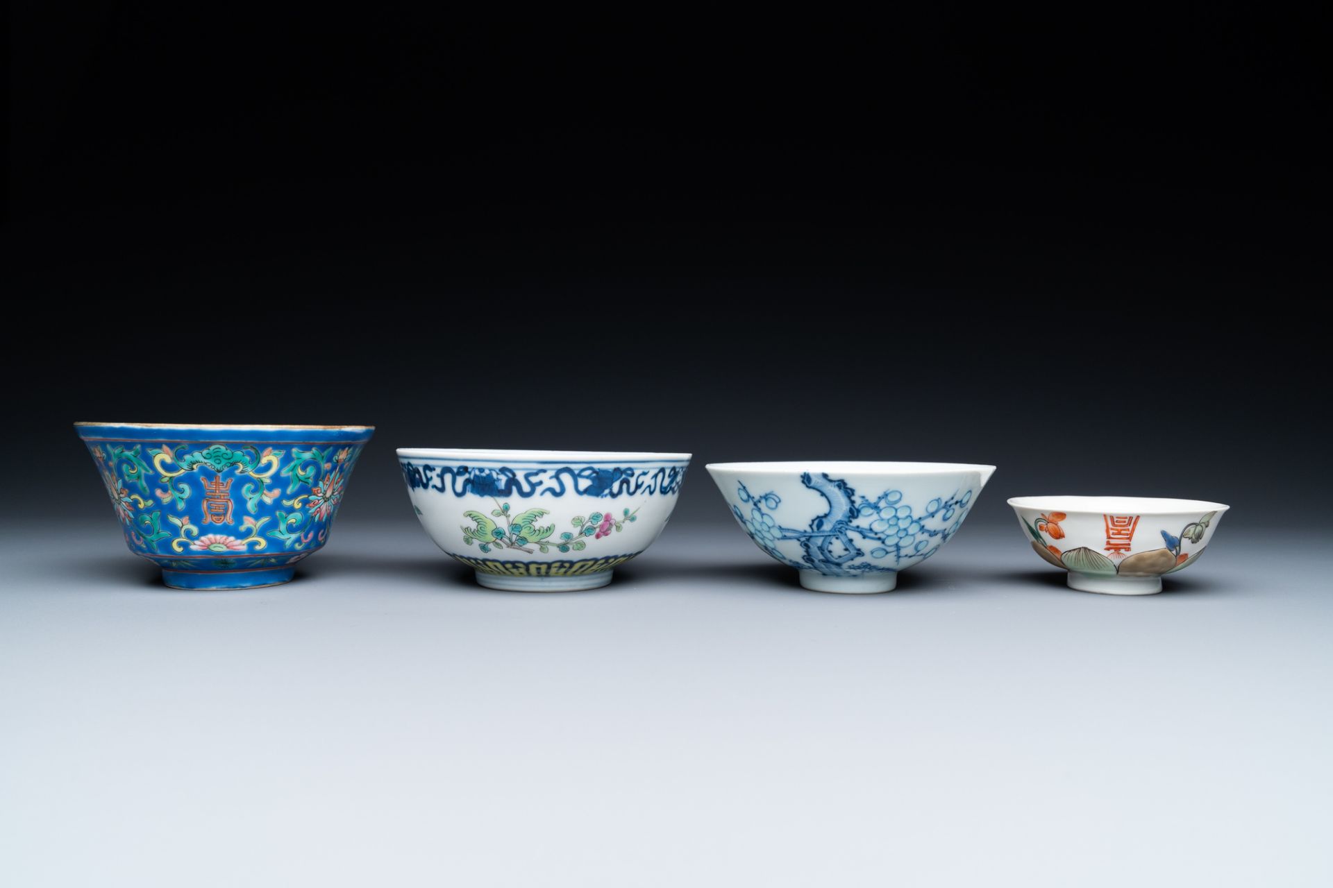 Four various Chinese famille rose and blue and white bowls, 19/20th C. - Image 2 of 7