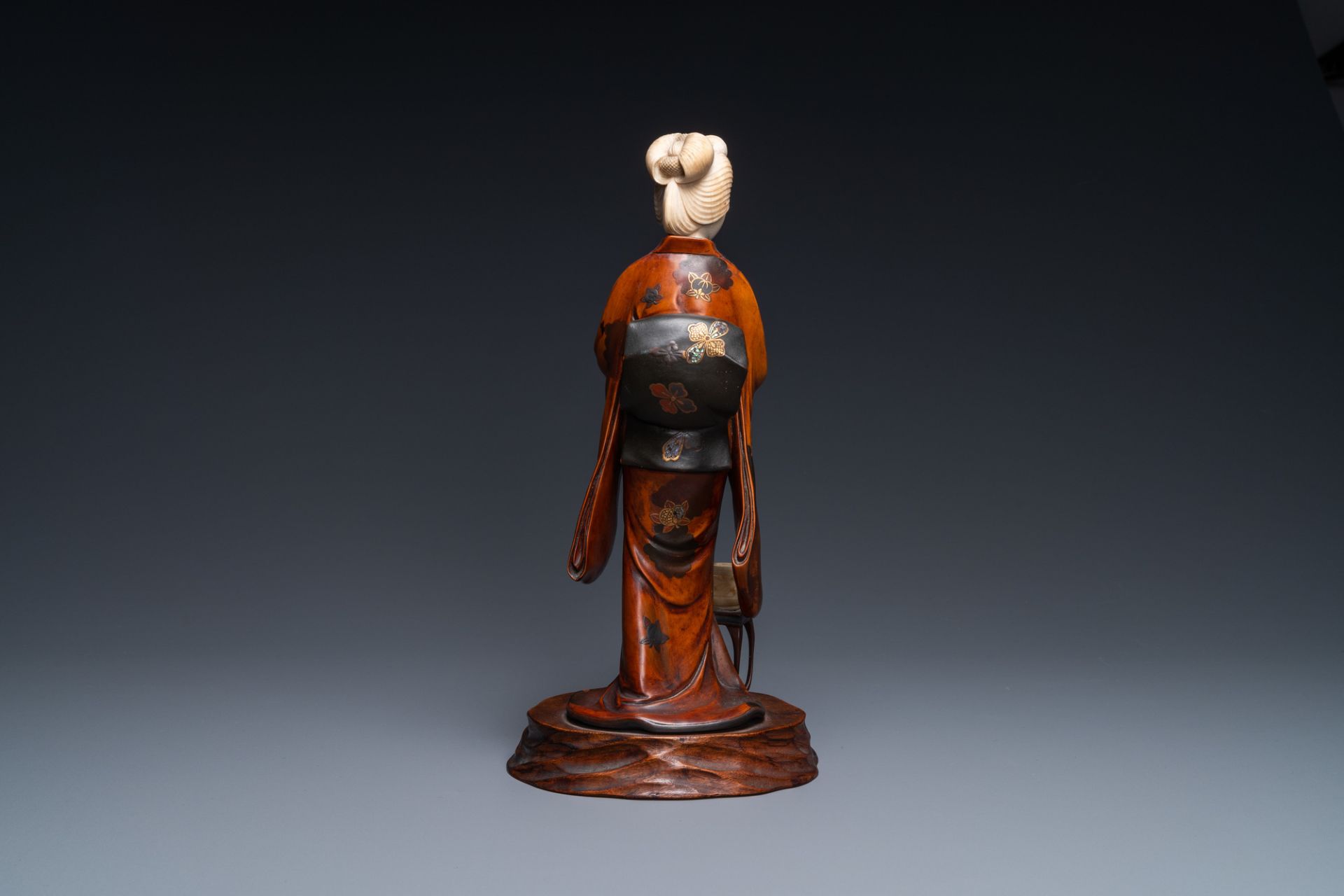 A Japanese lacquered wood, ivory and mother-of-pearl inlay 'Geisha' okimono, Meiji, 19th C. - Image 5 of 10