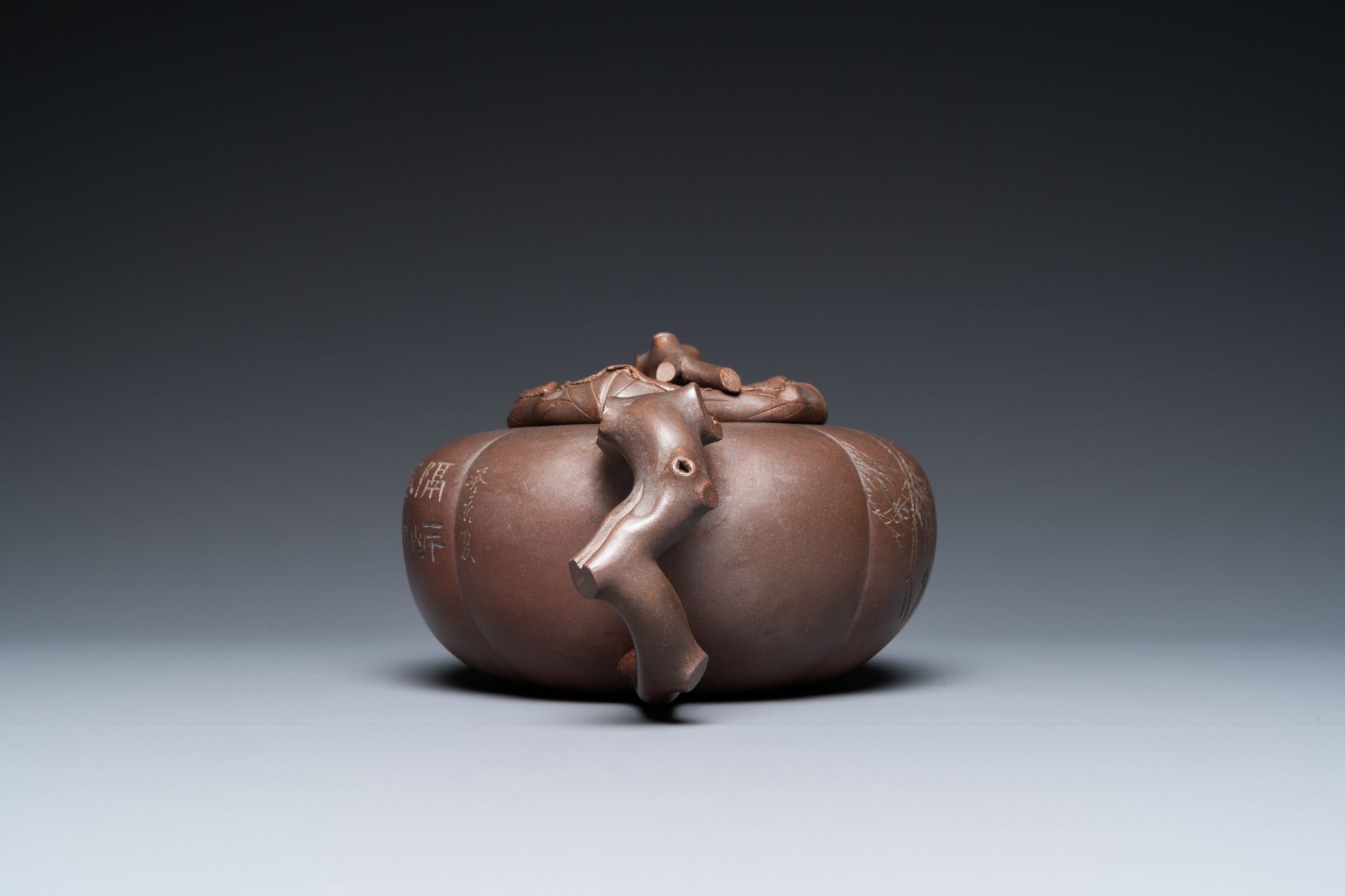 A Chinese melon-shaped Yixing stoneware teapot, signed Qi Tao (Wu Hanwen) and dated 1923 - Image 5 of 16