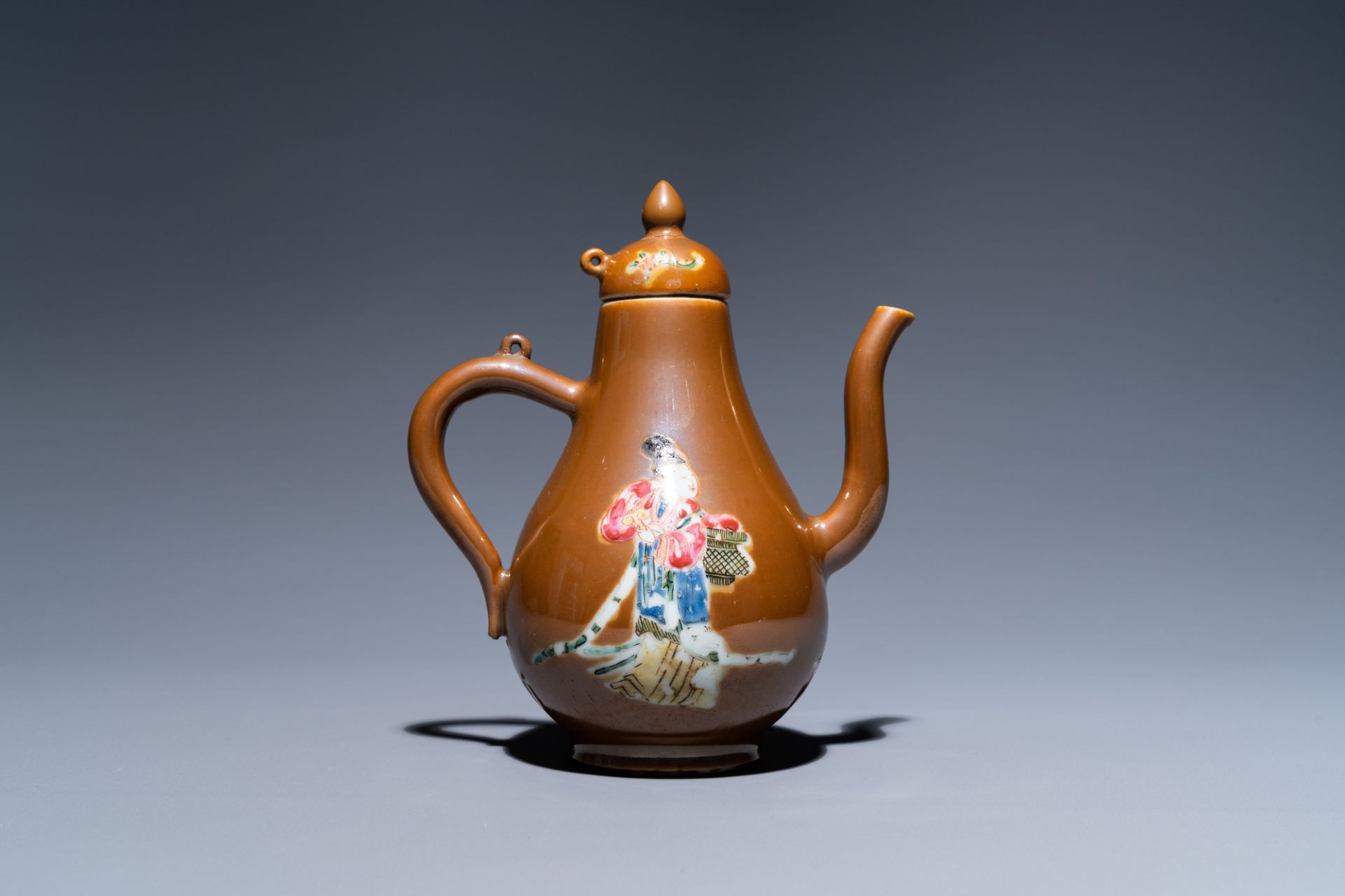 A pair of Chinese famille rose plates and a brown-ground jug and cover, Yongzheng - Bild 6 aus 9