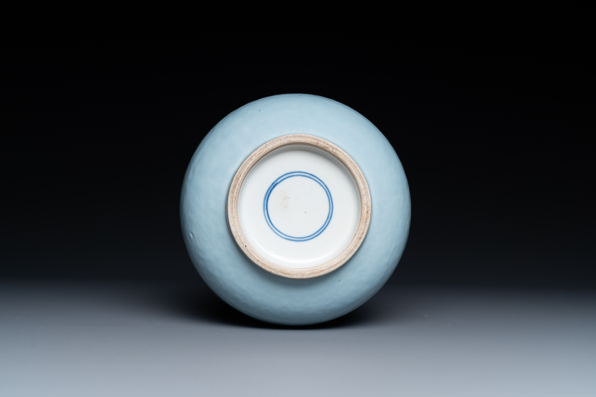 A Chinese monochrome clair-de-lune-glazed 'yuhuchunping' vase, 19th C. - Image 7 of 9