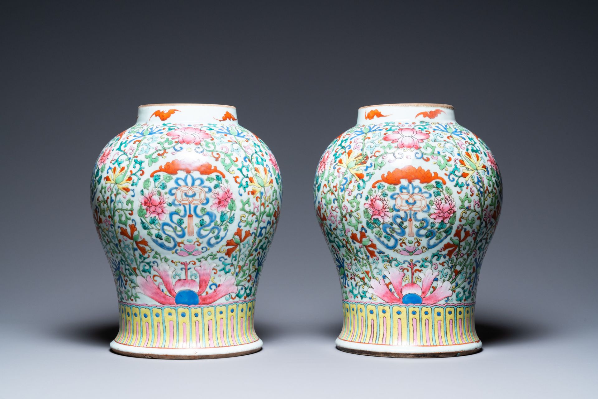 A pair of Chinese famille rose vases with wooden covers and stands, 19th C. - Bild 3 aus 7