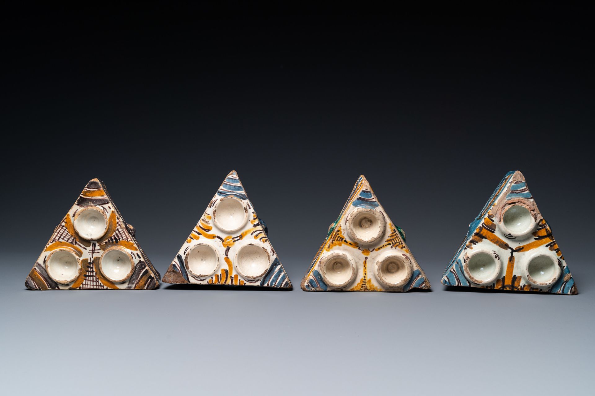 Four Spanish polychrome triangular spice boxes, Talavera, 18th C. - Image 2 of 7