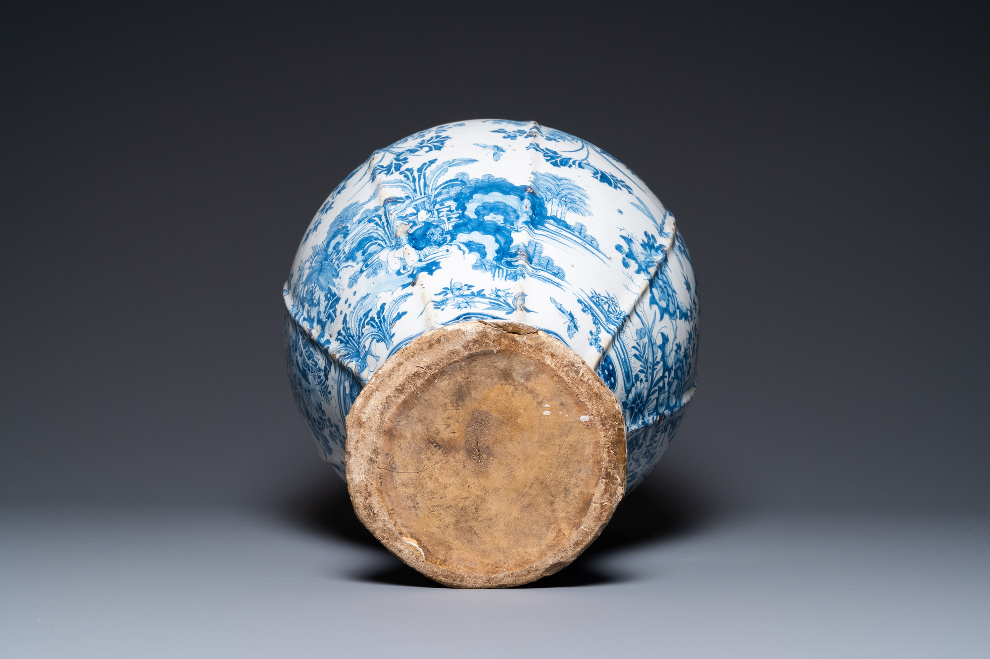 An exceptionally large blue and white baluster vase with naturalistic design, Delft or Frankfurt, la - Image 6 of 6