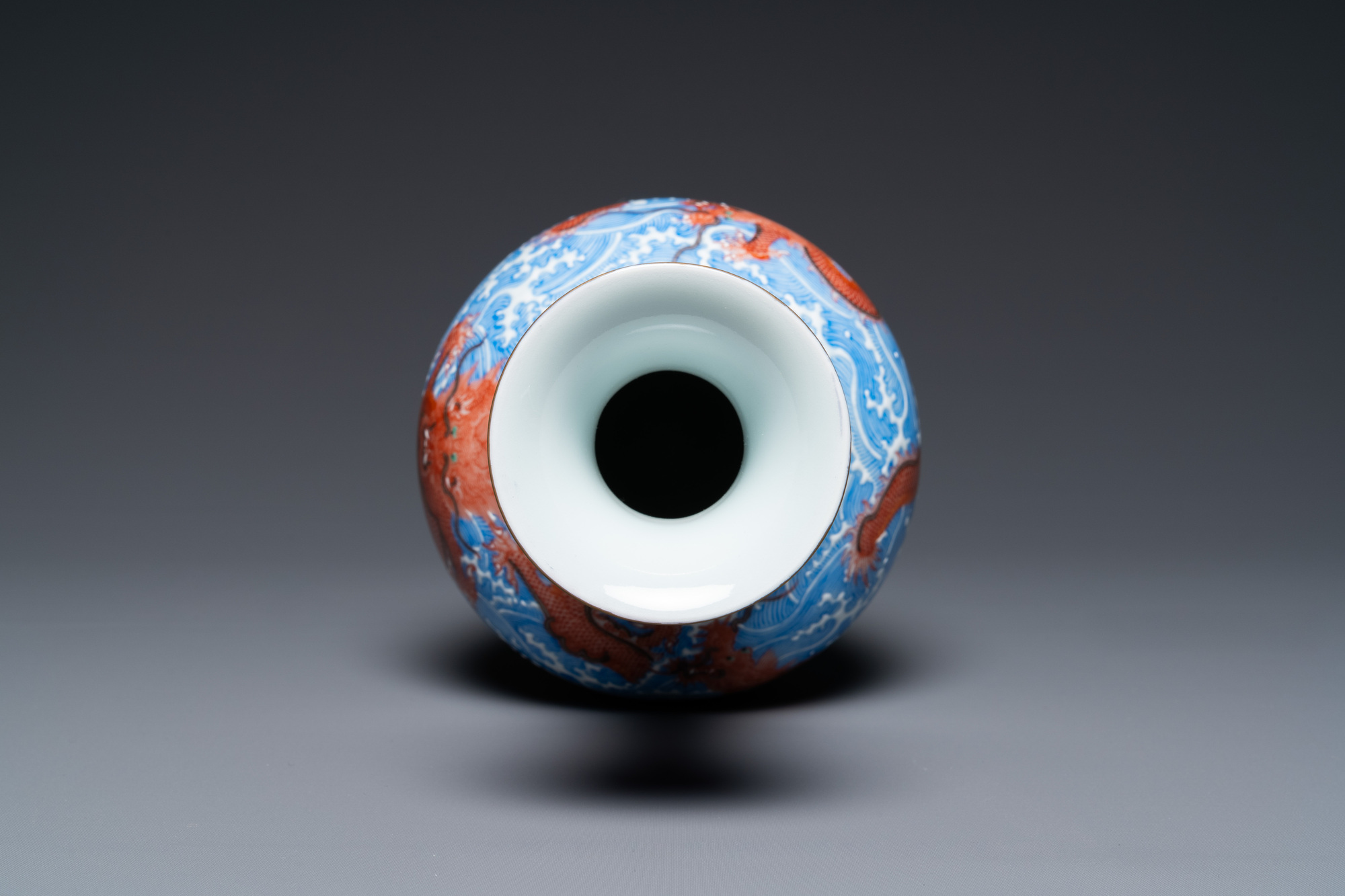 A Chinese revolving 'dragon' vase on celadon stand, Qianlong mark, 20th C. - Image 6 of 7