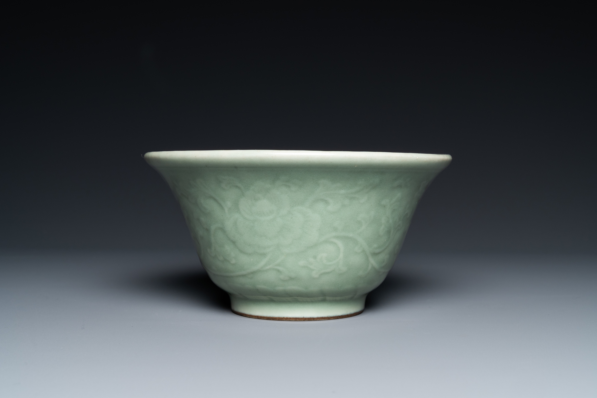 A Chinese celadon-glazed bowl with peony scrolls, Chenghua mark, 18/19th C. - Image 2 of 7