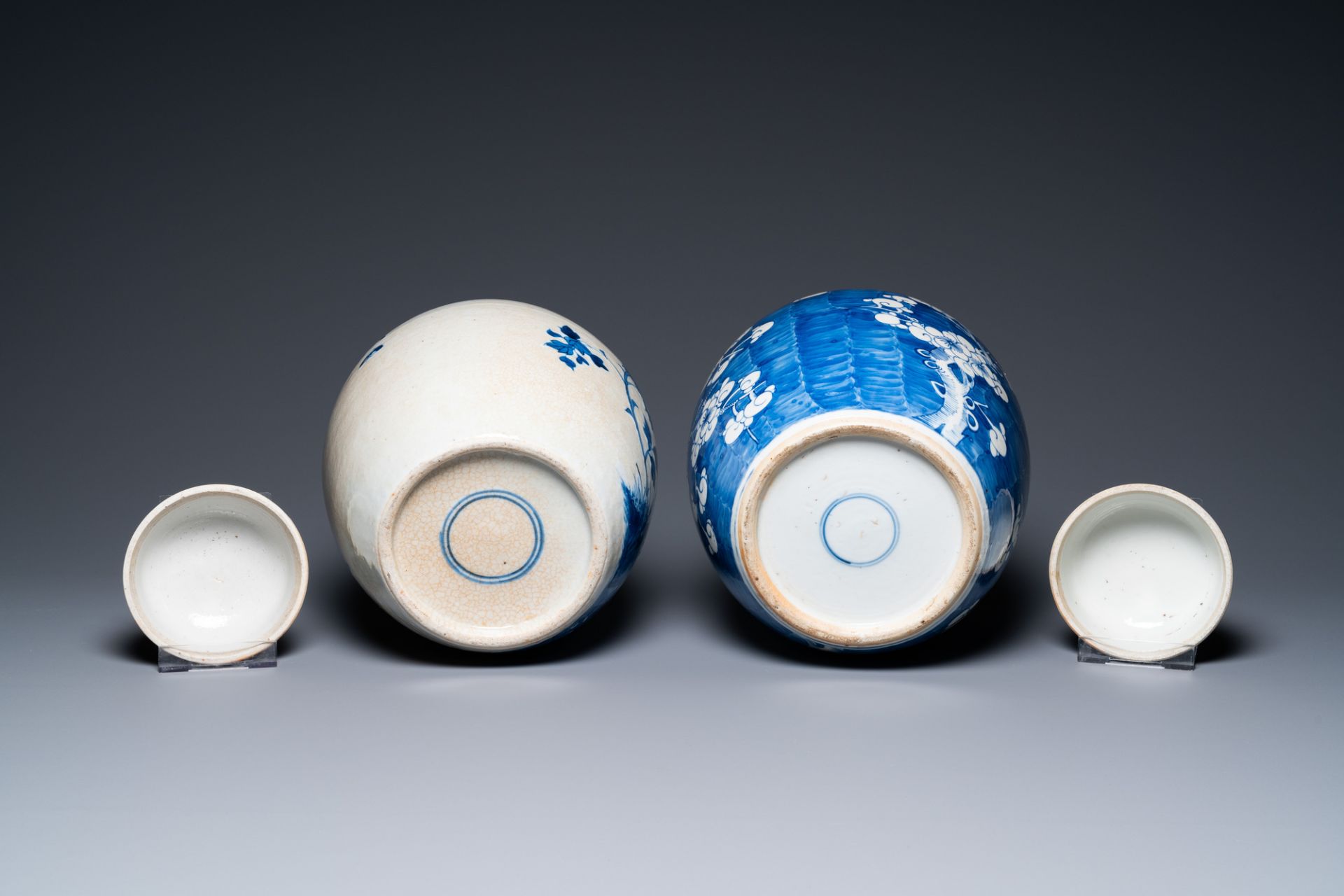 Five Chinese blue, white and famille verte vases, 19/20th C. - Image 15 of 15