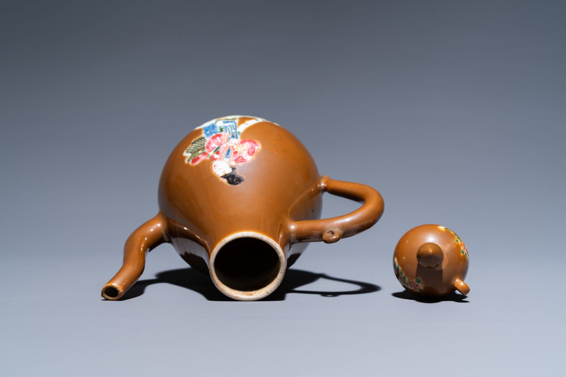 A pair of Chinese famille rose plates and a brown-ground jug and cover, Yongzheng - Bild 8 aus 9
