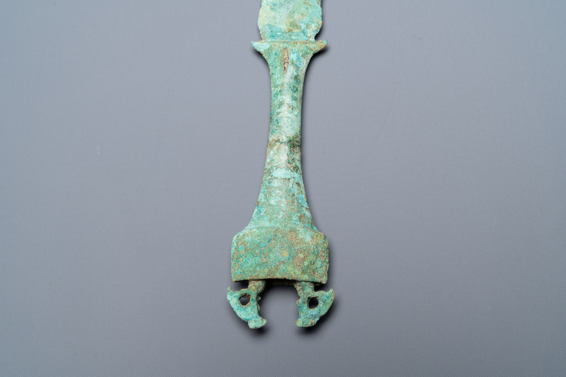 A Vietnamese bronze dagger, Dong Son, ca. 5th/1st C. BC - Image 5 of 8