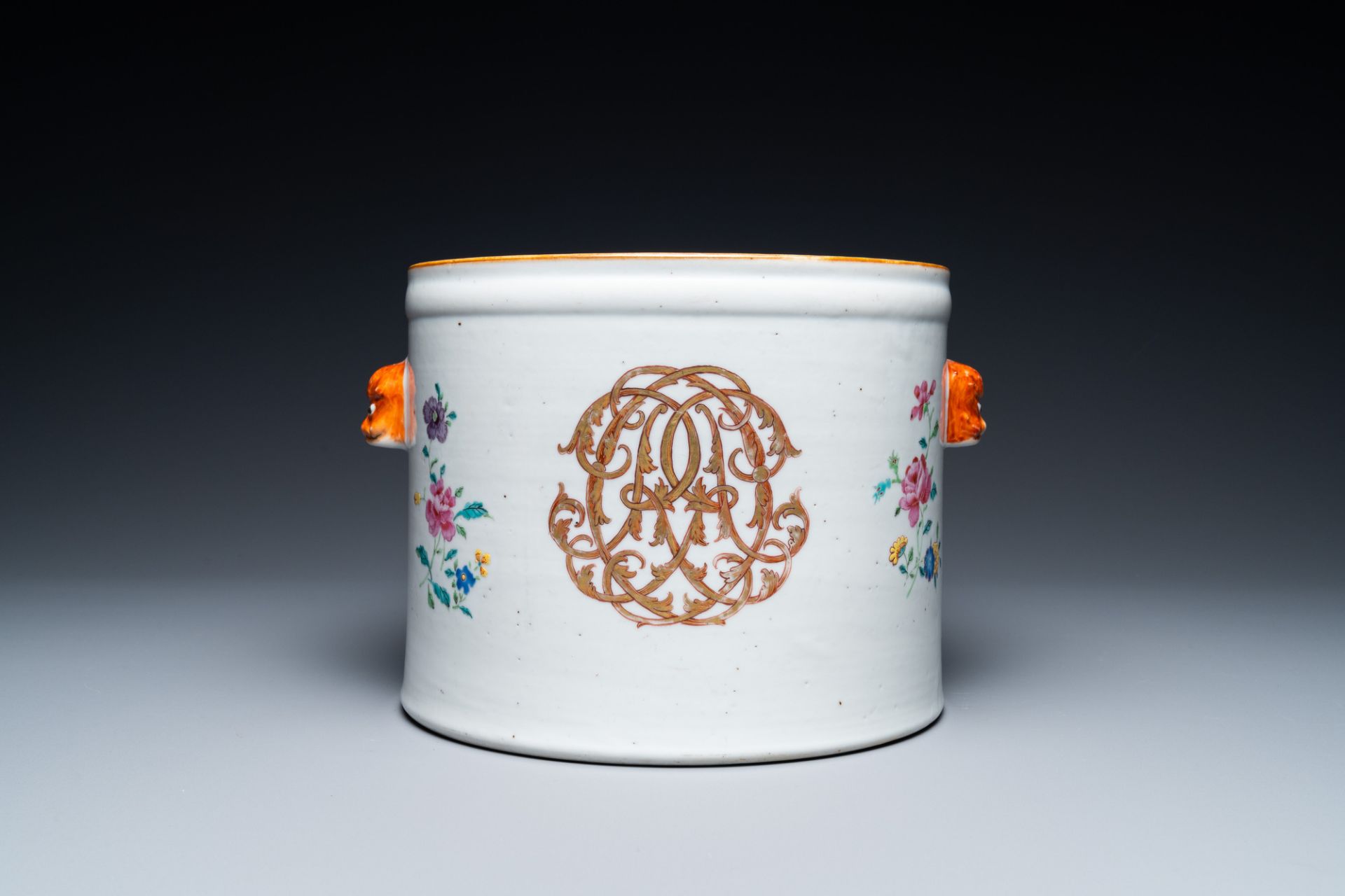 A Chinese gilt-monogrammed famille rose cooler, Qianlong - Bild 2 aus 7