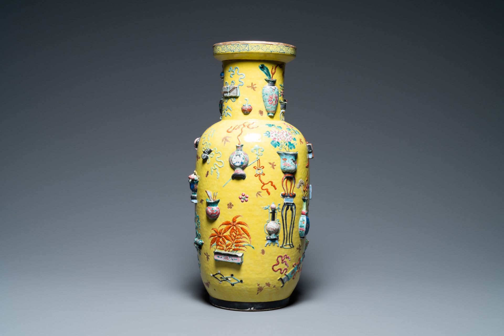 A Chinese yellow-ground famille rose rouleau vase with applied 'antiquities' design, 19th C. - Image 2 of 7